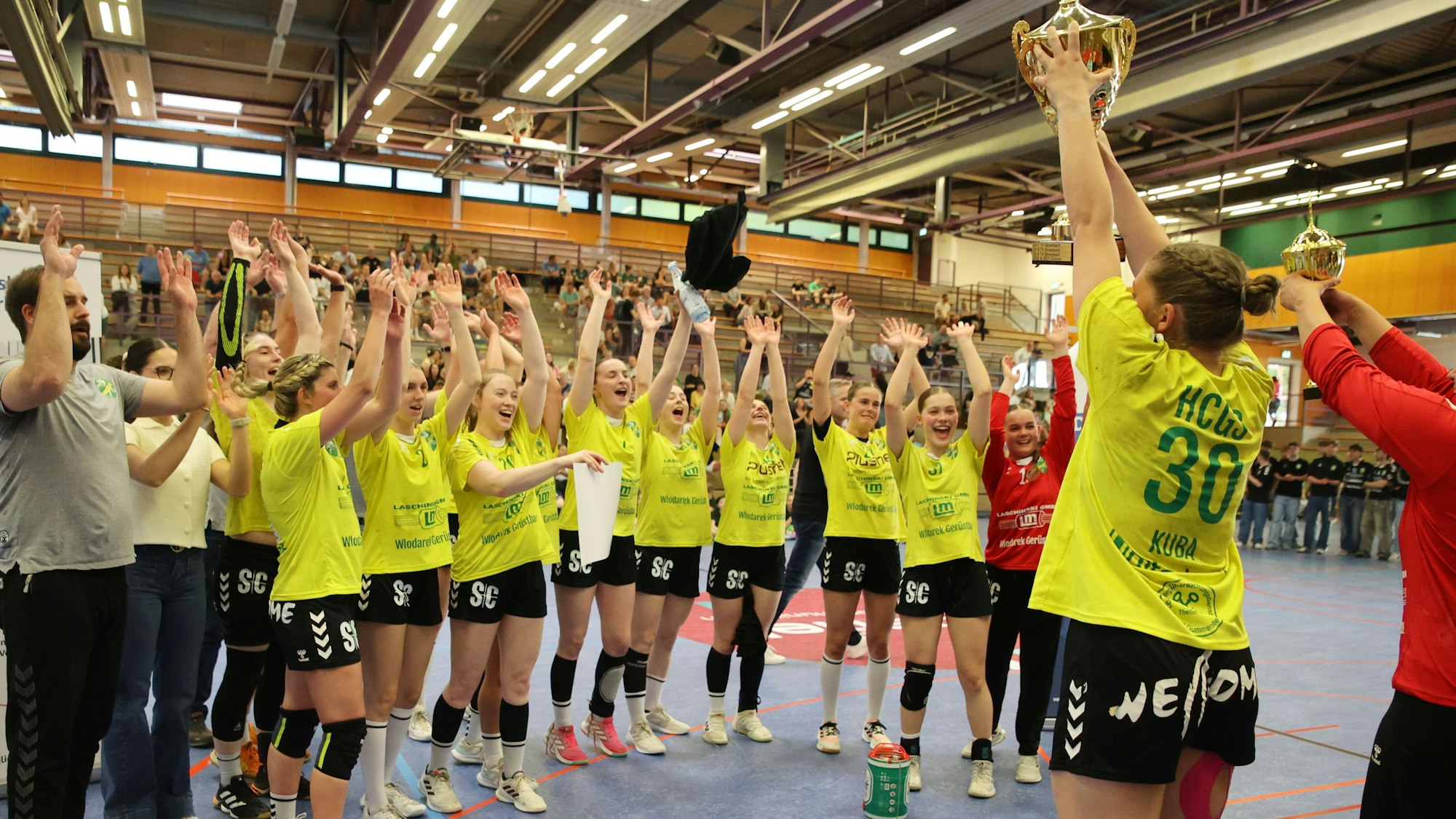 Jubel bei den Handballerinnen des HC Gelpe/Strombach.