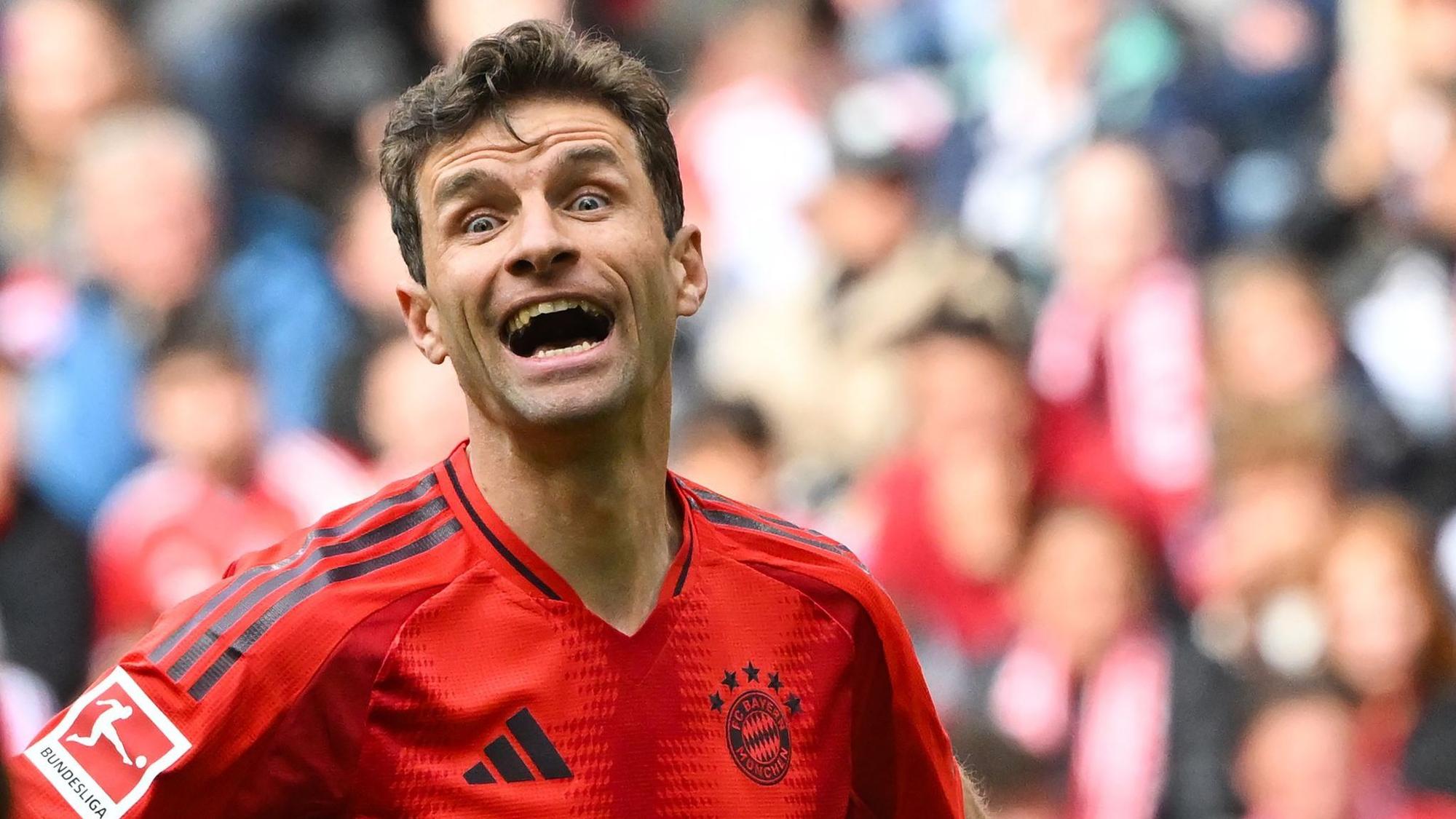 Thomas Müller reagiert bei einem Spiel.