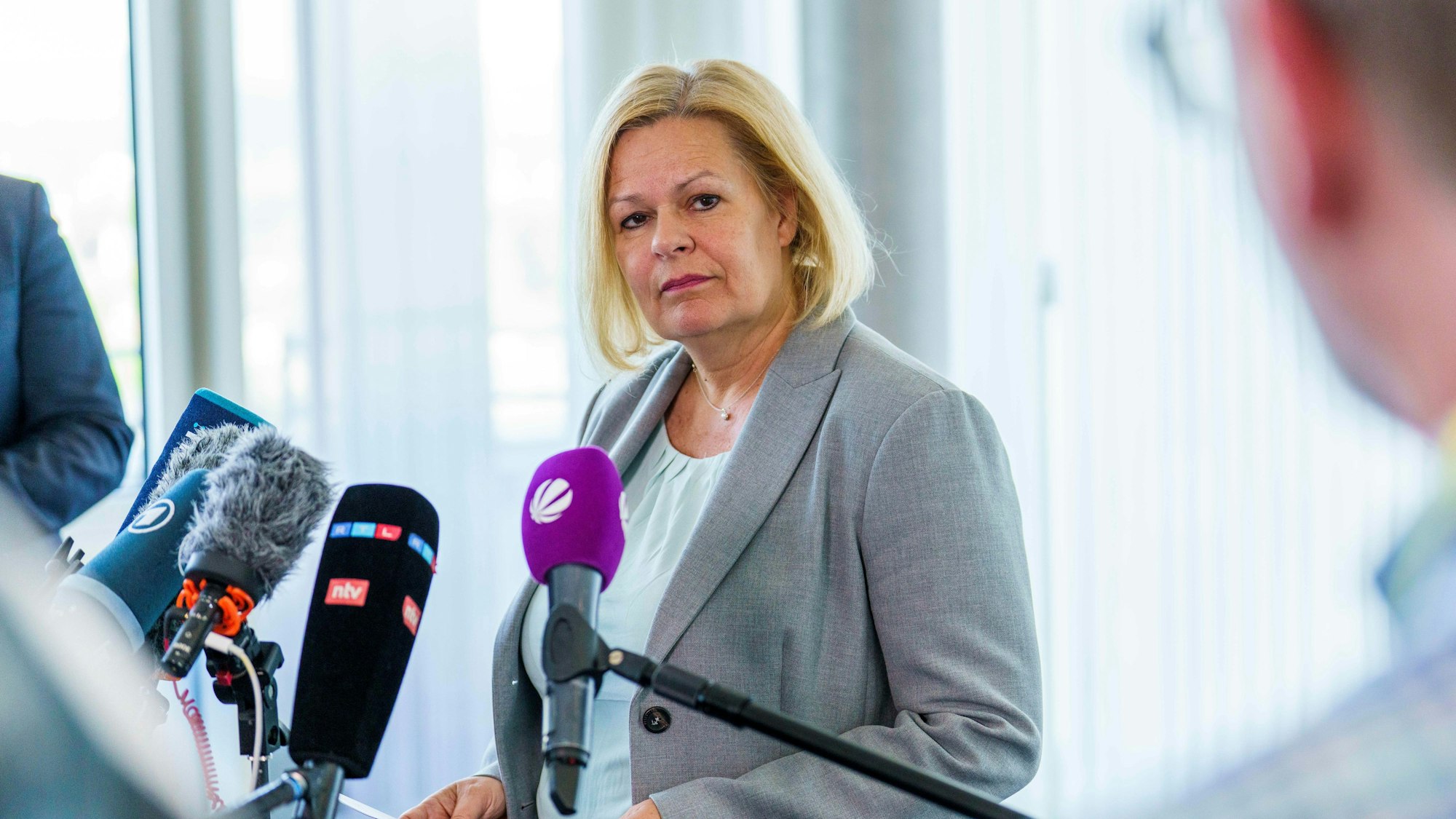Nancy Faeser (SPD) geschäftsführende Bundesinnenministerin, äußert sich im Bundeskriminalamt (BKA) zur AfD.