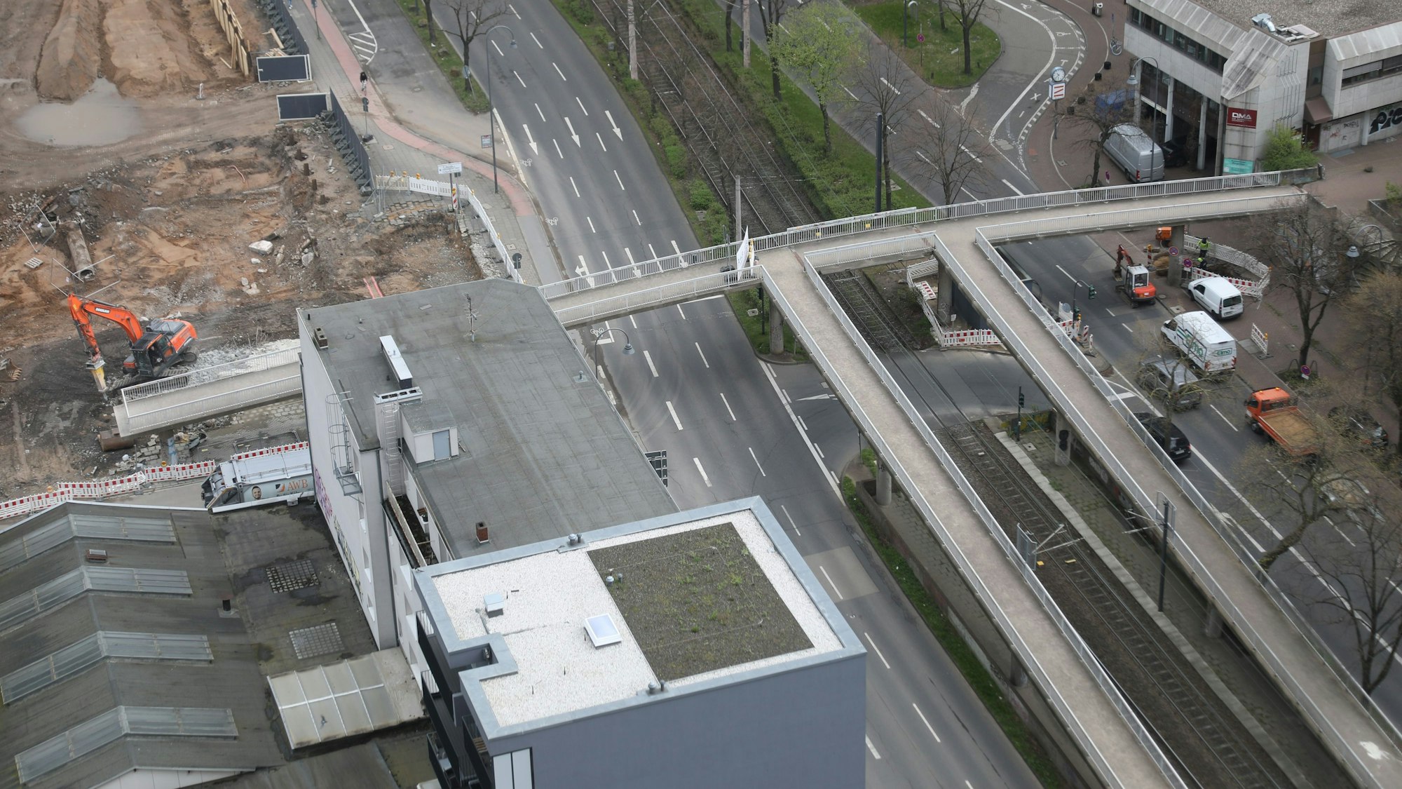 Der Aufgang zur Fußgängerbrücke über die Luxemburger Straße wurde bereits 2024 von der Universität zu Köln abgerissen.