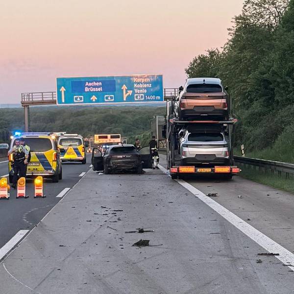 Das Bild zeigt eine gesperrte Autobahn.