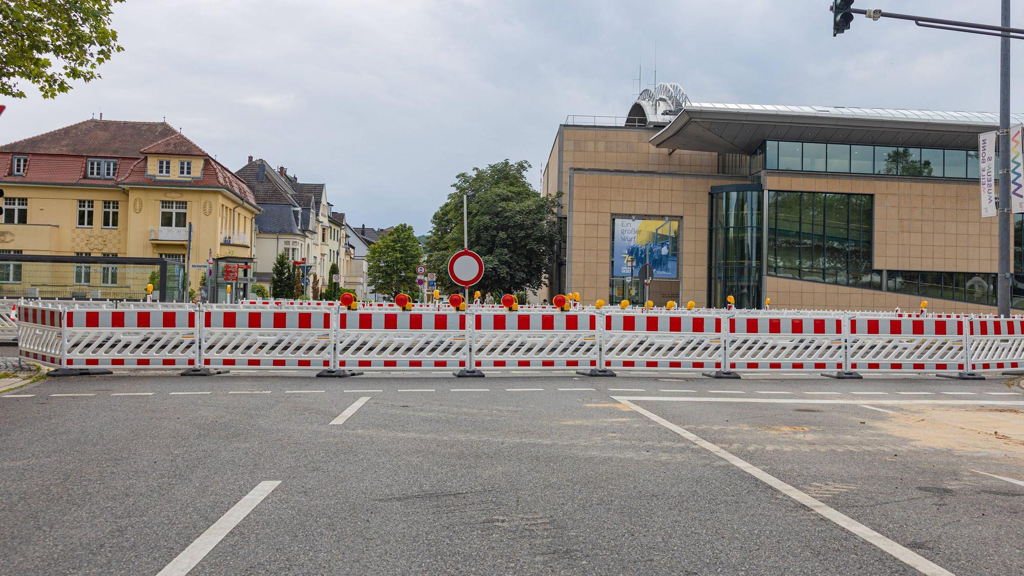 Die Bauarbeiten an der Adenauerallee laufen bereits seit Monaten (Archivfoto). Jetzt wird ein weiterer Abschnitt Richtung Bonner Innenstadt zwei Wochen lang gesperrt.