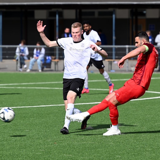 30.03.2025,Fussball-Bergfried Leverkusen-FC Zündorf
links: Till Juber (Leverkusen)
rechts: Pascal Cerqueira-Pires (Zündorf)
Foto: Uli Herhaus