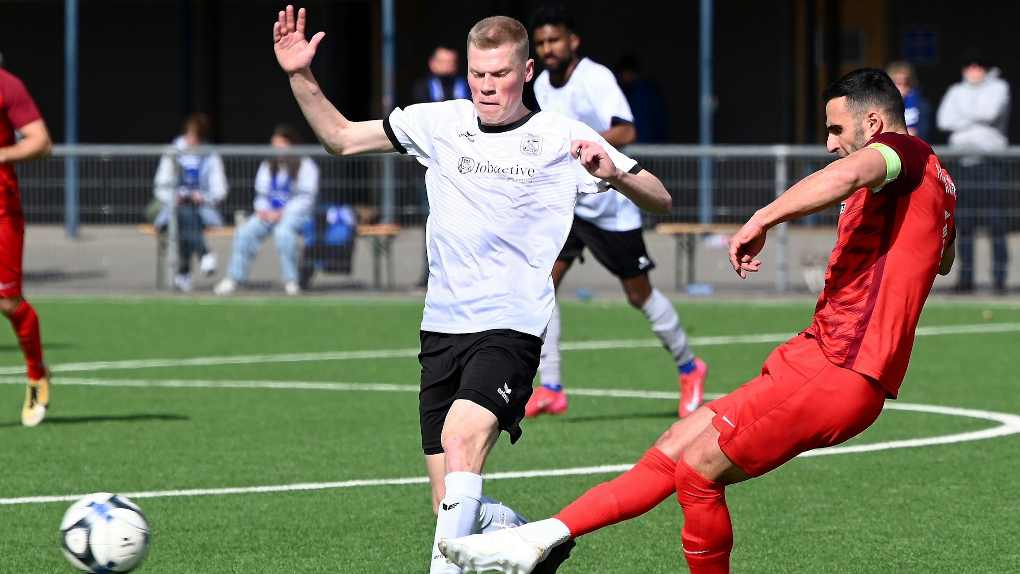 30.03.2025,Fussball-Bergfried Leverkusen-FC Zündorf
links: Till Juber (Leverkusen)
rechts: Pascal Cerqueira-Pires (Zündorf)
Foto: Uli Herhaus