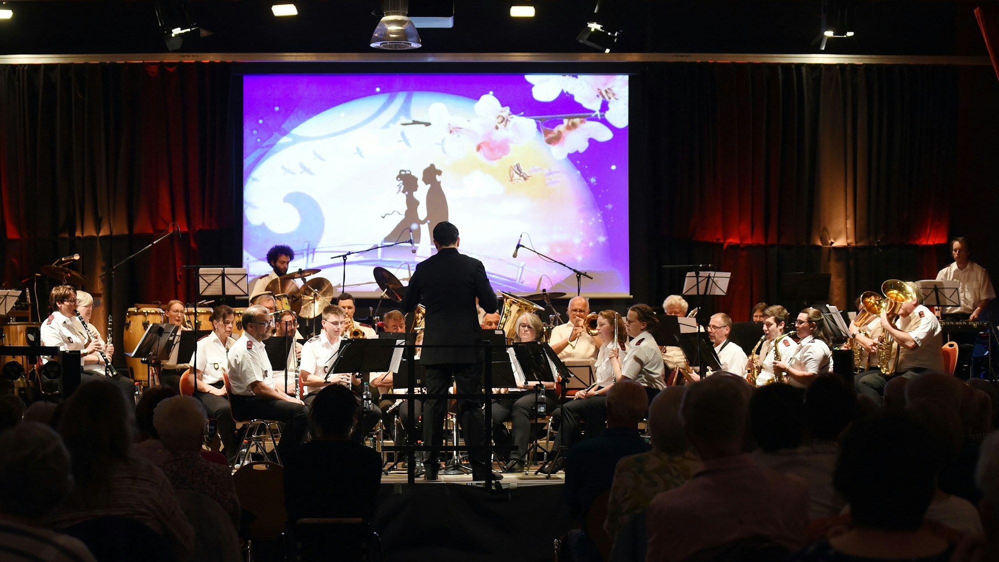 Zu sehen ist ein Orchester beim Konzert.