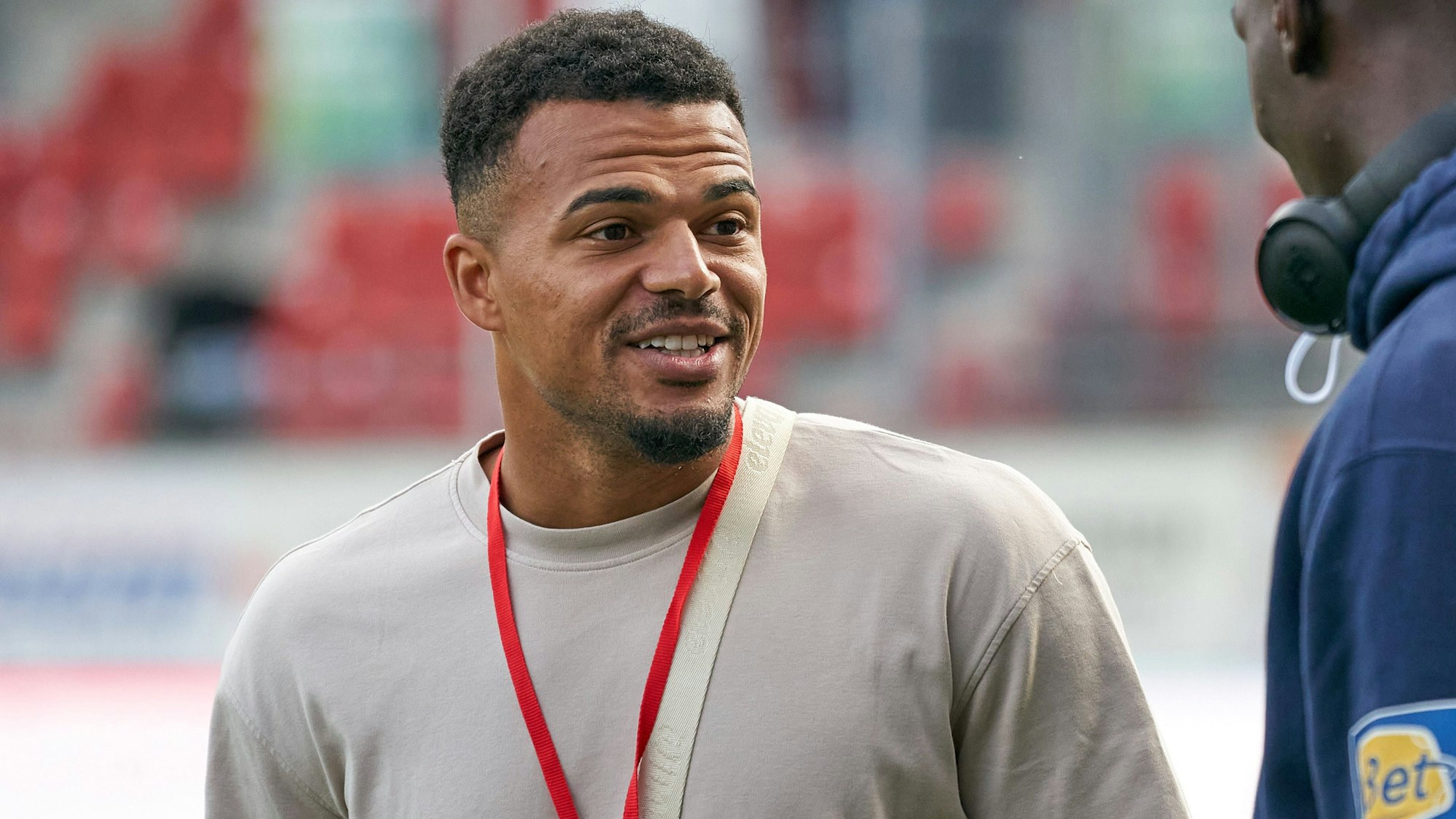 Marvin Ajani HFC, 25, verletzung, als Zuschauer beim Spiel Hallescher FC gegen TSV 1860 Muenchen, Fussball, 3. Liga, 7. Spieltag, 2023/24, 23.09.2023, DFB/DFL REGULATIONS PROHIBIT ANY USE OF PHOTOGRAPHS AS IMAGE SEQUENCES AND/OR QUASI-VIDEO, Halle Leuna Chemie Stadion ST Deutschland *** Marvin Ajani HFC, 25 , injury, as a spectator at the match Hallescher FC vs TSV 1860 Muenchen, Football, 3 Liga, 7 Spieltag, 2023 24, 23 09 2023, DFB DFL REGULATES PROHIBIT ANY USE OF PHOTOGRAPHS AS IMAGE SEQUENCES AND OR QUASI VIDEO, Halle Leuna Chemie Stadion ST Germany