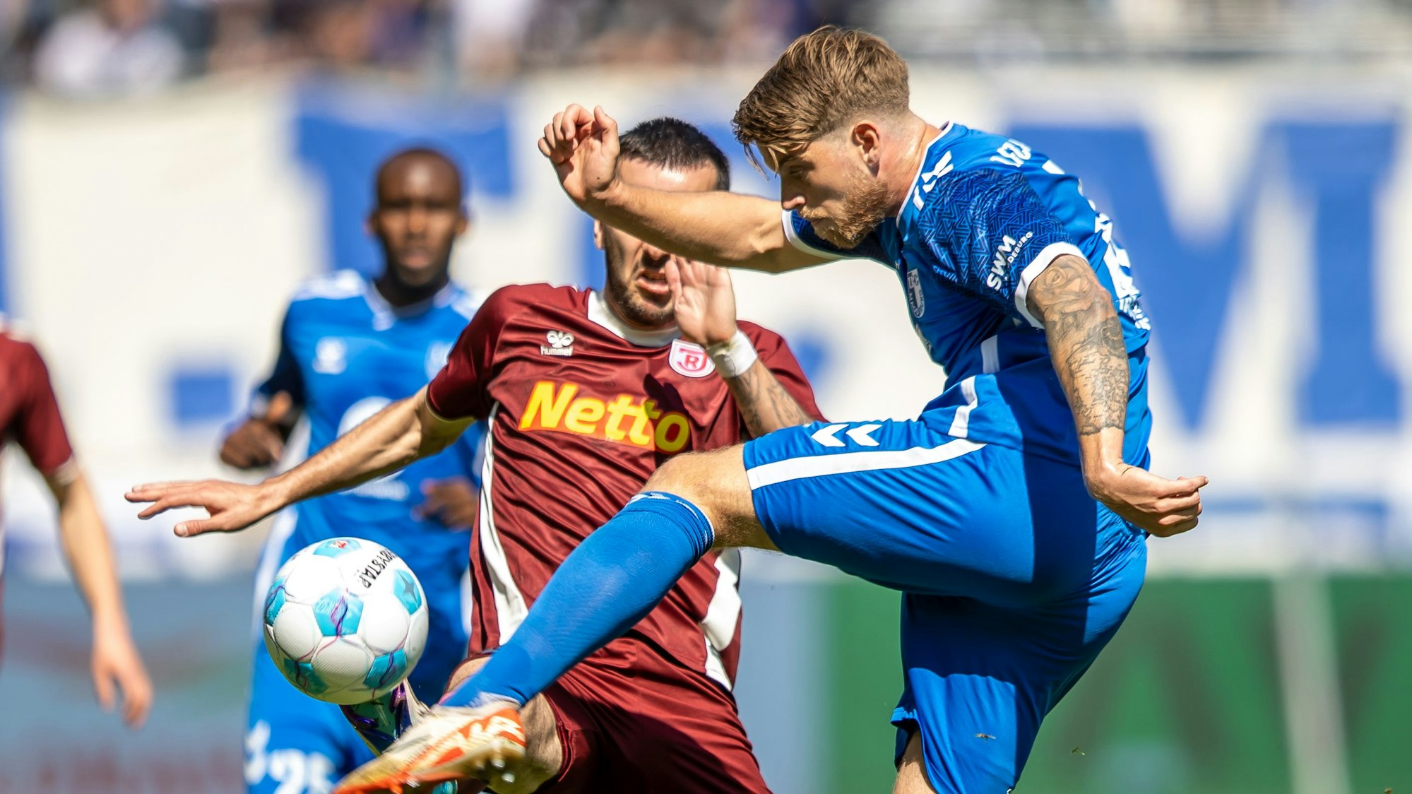 20.04.2025, Sachsen-Anhalt, Magdeburg: Fußball, Männer, 2. Bundesliga, 30. Spieltag, 1. FC Magdeburg - Jahn Regensburg, Avnet Arena: Sargis Adamyan von Jahn Regensburg kämpft gegen Magdeburgs Marcus Mathisen (r) um den Ball. Foto: Andreas Gora/dpa - WICHTIGER HINWEIS: Gemäß den Vorgaben der DFL Deutsche Fußball Liga bzw. des DFB Deutscher Fußball-Bund ist es untersagt, in dem Stadion und/oder vom Spiel angefertigte Fotoaufnahmen in Form von Sequenzbildern und/oder videoähnlichen Fotostrecken zu verwerten bzw. verwerten zu lassen. +++ dpa-Bildfunk +++