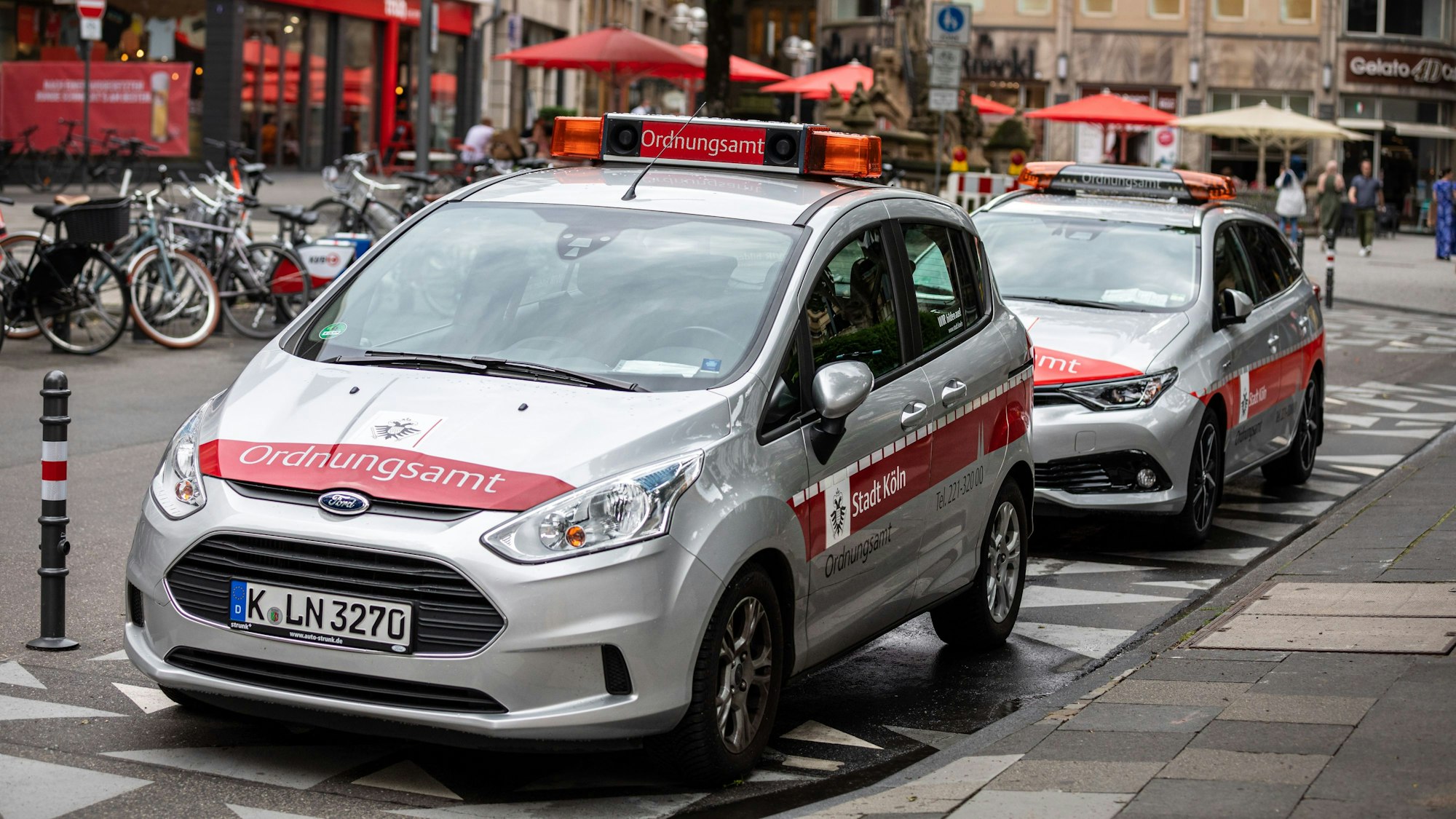 Fahrzeuge des Ordnungsamts der Stadt Köln der Hersteller Toyota und Ford parken in der Straße „Am Hof“ in der Innenstadt.