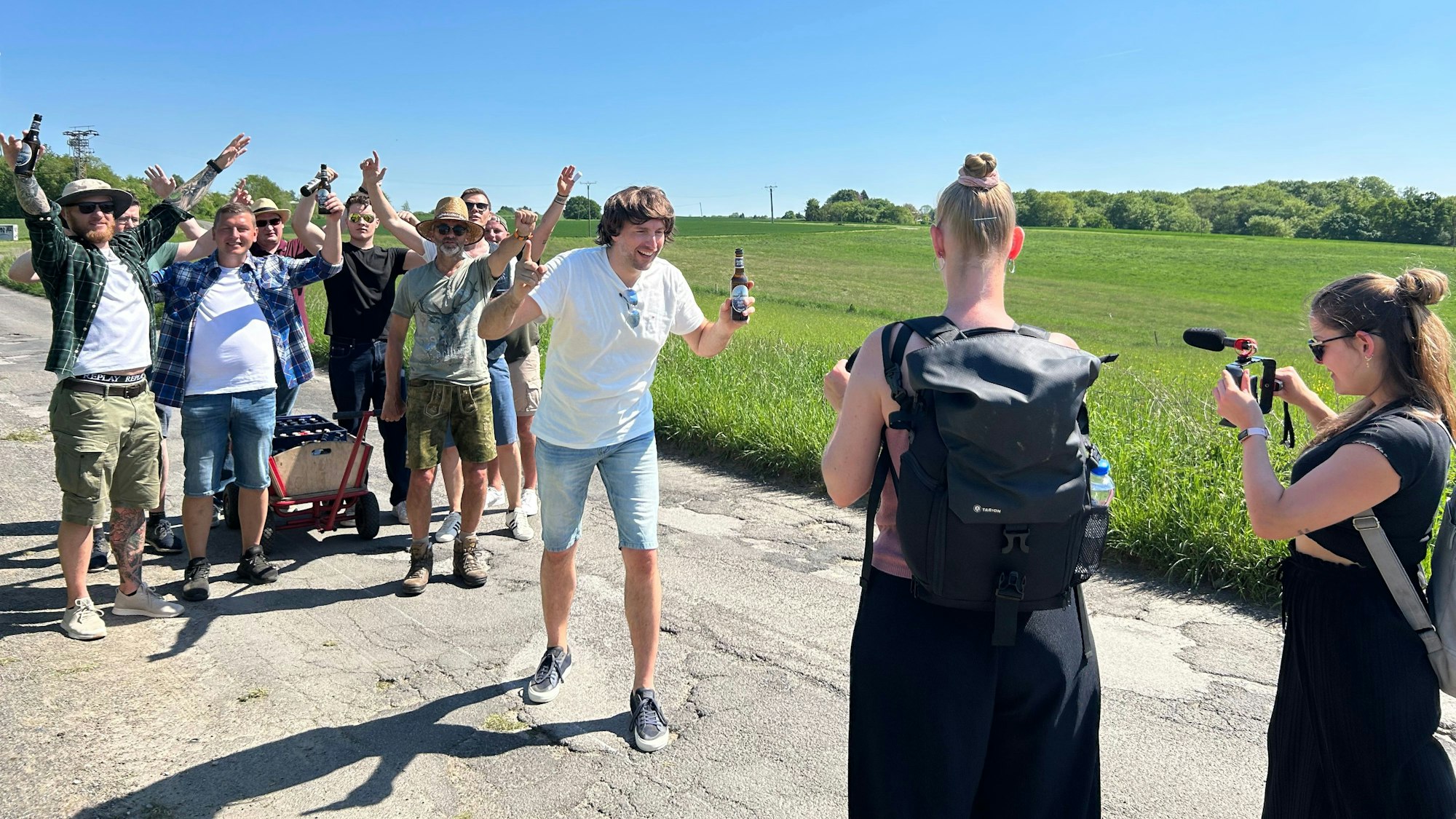 Mit Bier und Bollerwagen zieht Flo Fiesta mit seinen Kumpels durch Ropenstall, um sein neues Video zu drehen.