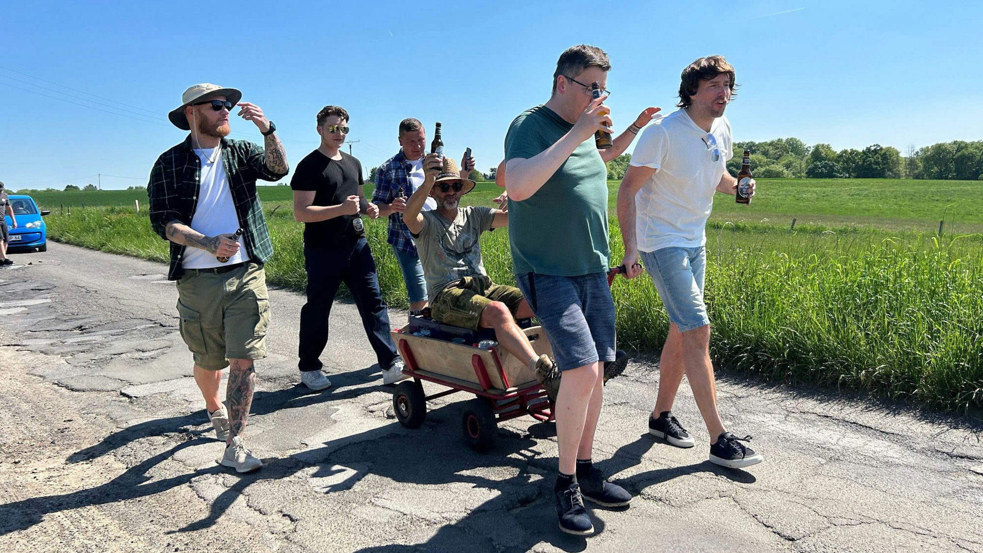 Gedreht wurde das Musikvideo stilecht mit acht Freunden und reichlich Bier im Gepäck