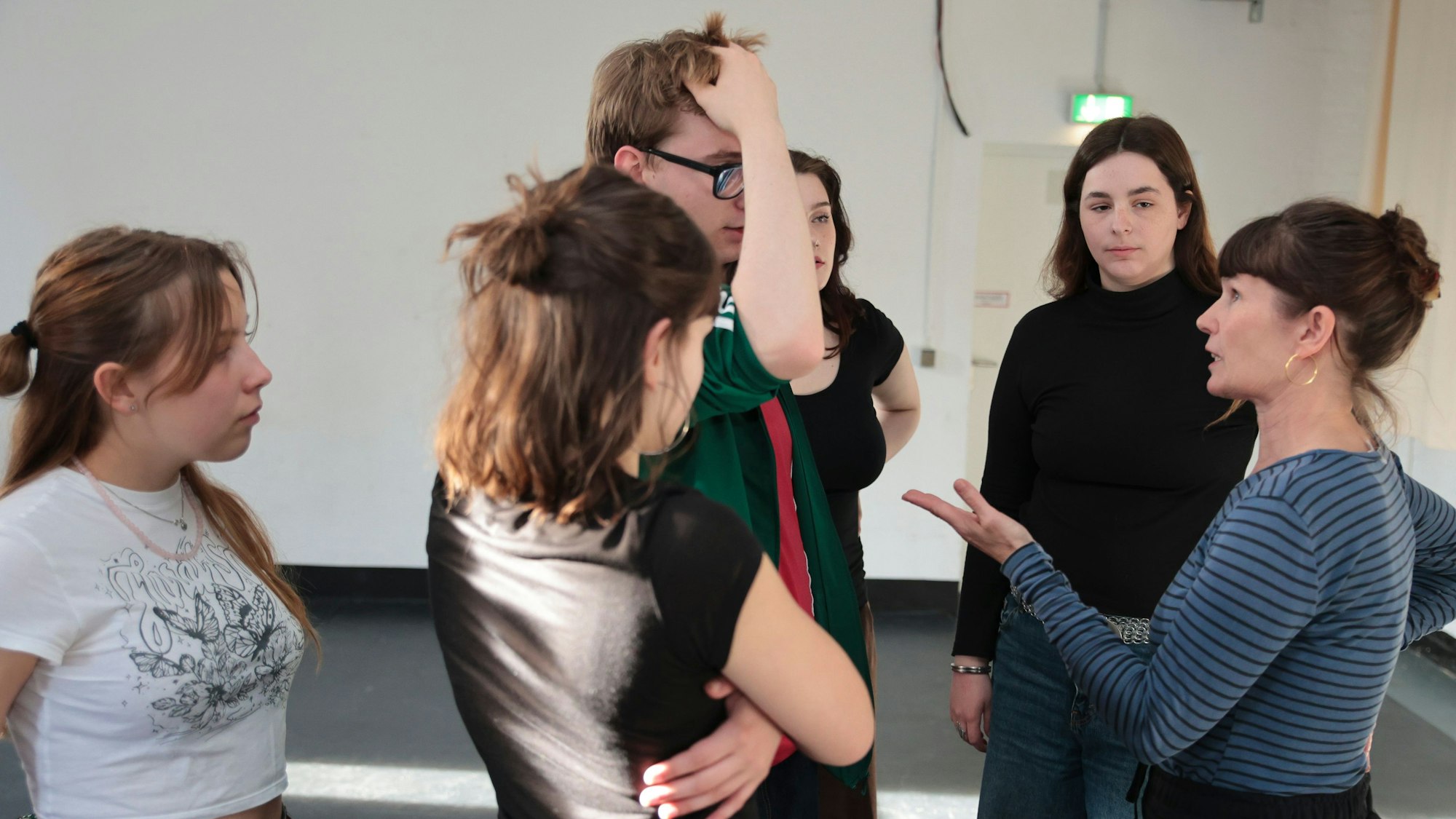 Choreografin Stefanie Elbers (rechts) mit den jungen Darstellerinnen und Darstellern.