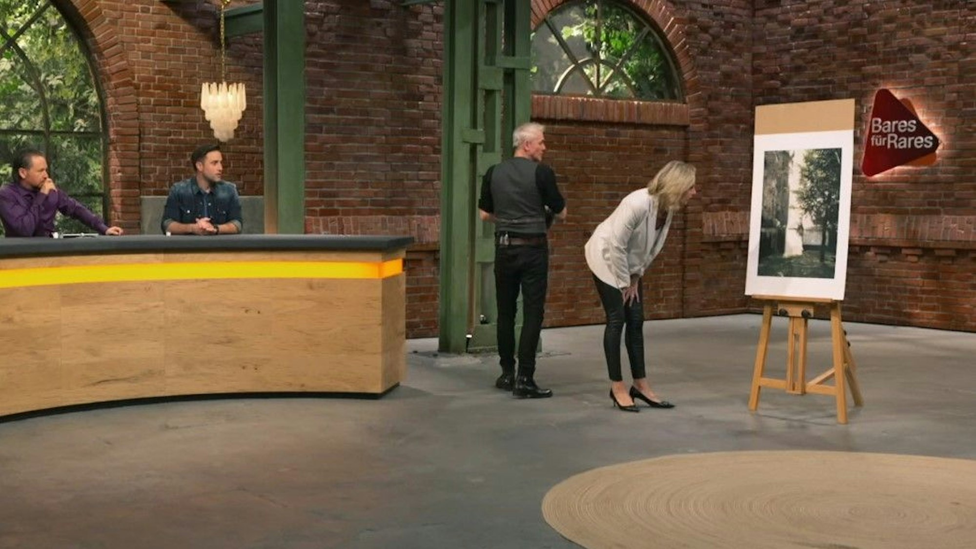 Händlerin Susanne Steiger nimmt die Dom-Ecke bei „Bares für Rares“ in Augenschein.