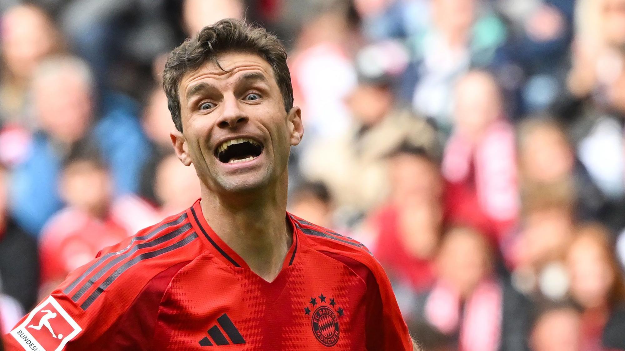 Thomas Müller im Trikot des FC Bayern Münhen auf dem Spielfeld.
