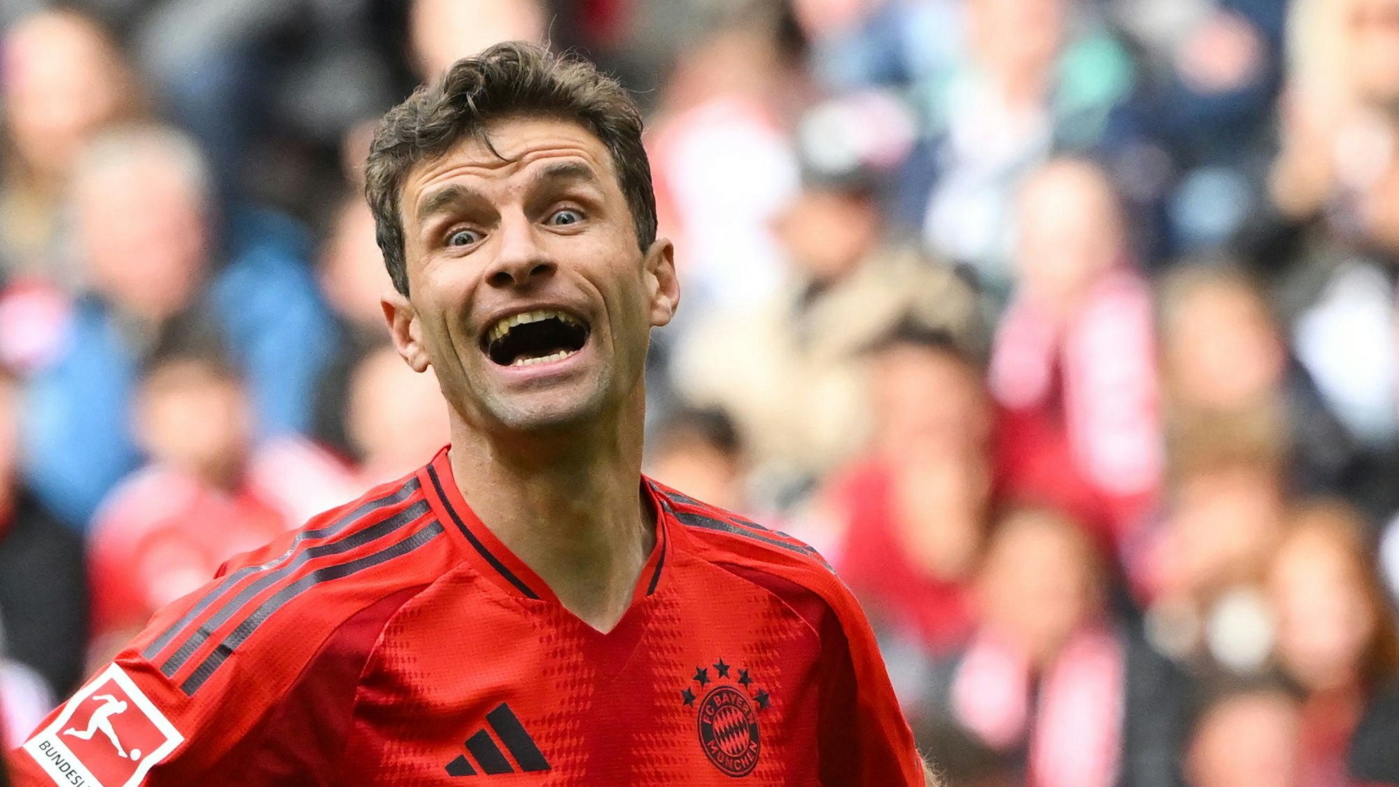 Thomas Müller im Trikot des FC Bayern Münhen auf dem Spielfeld.