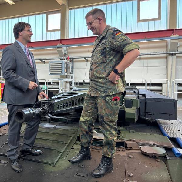 NRW-Finanzminister Marcus Optendrenk (CDU) besucht die Bundeswehr in Aachen, hier mit Oberst Stephan Kurjahn auf einem „Puma“.