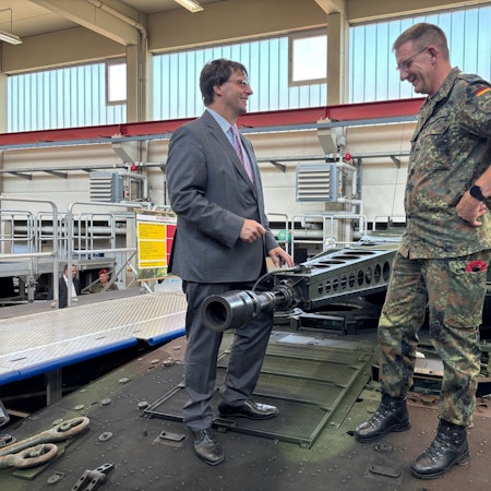 NRW-Finanzminister Marcus Optendrenk (CDU) besucht die Bundeswehr in Aachen, hier mit Oberst Stephan Kurjahn auf einem „Puma“.