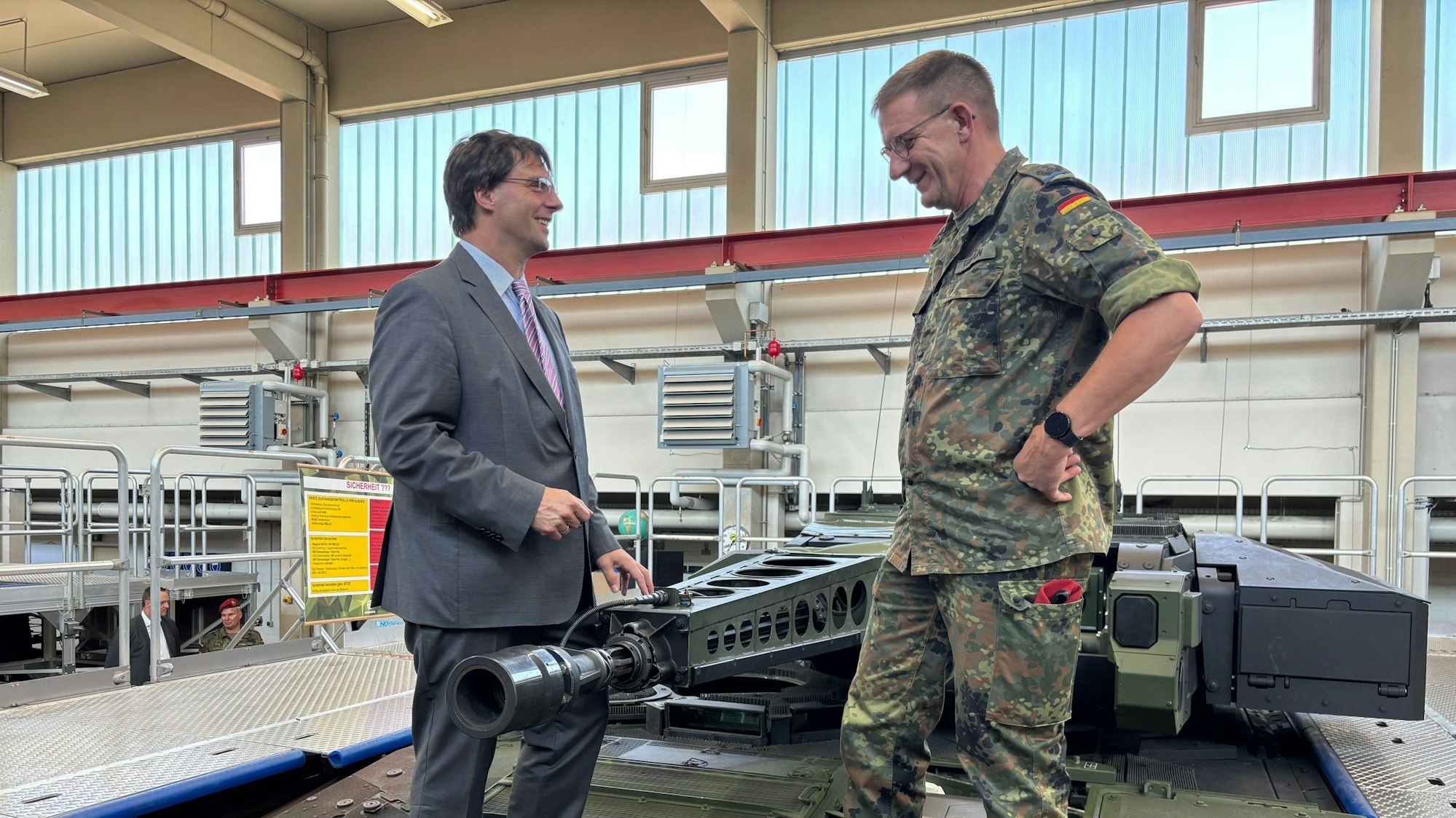 NRW-Finanzminister Marcus Optendrenk (CDU) bei einem Besuch der Lützow-Kaserne in Aachen