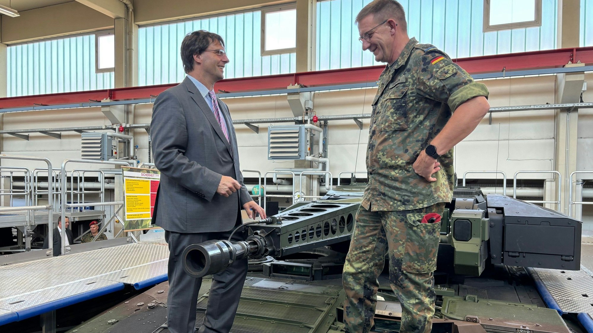 NRW-Finanzminister Marcus Optendrenk (CDU) besucht die Bundeswehr in Aachen, hier mit Oberst Stephan Kurjahn auf einem „Puma“.