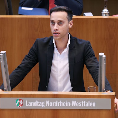 Tim Achtermeyer (Bündnis90/Die Grünen) spricht bei einer Plenarsitzung im Nordrhein Westfälischen Landtag.