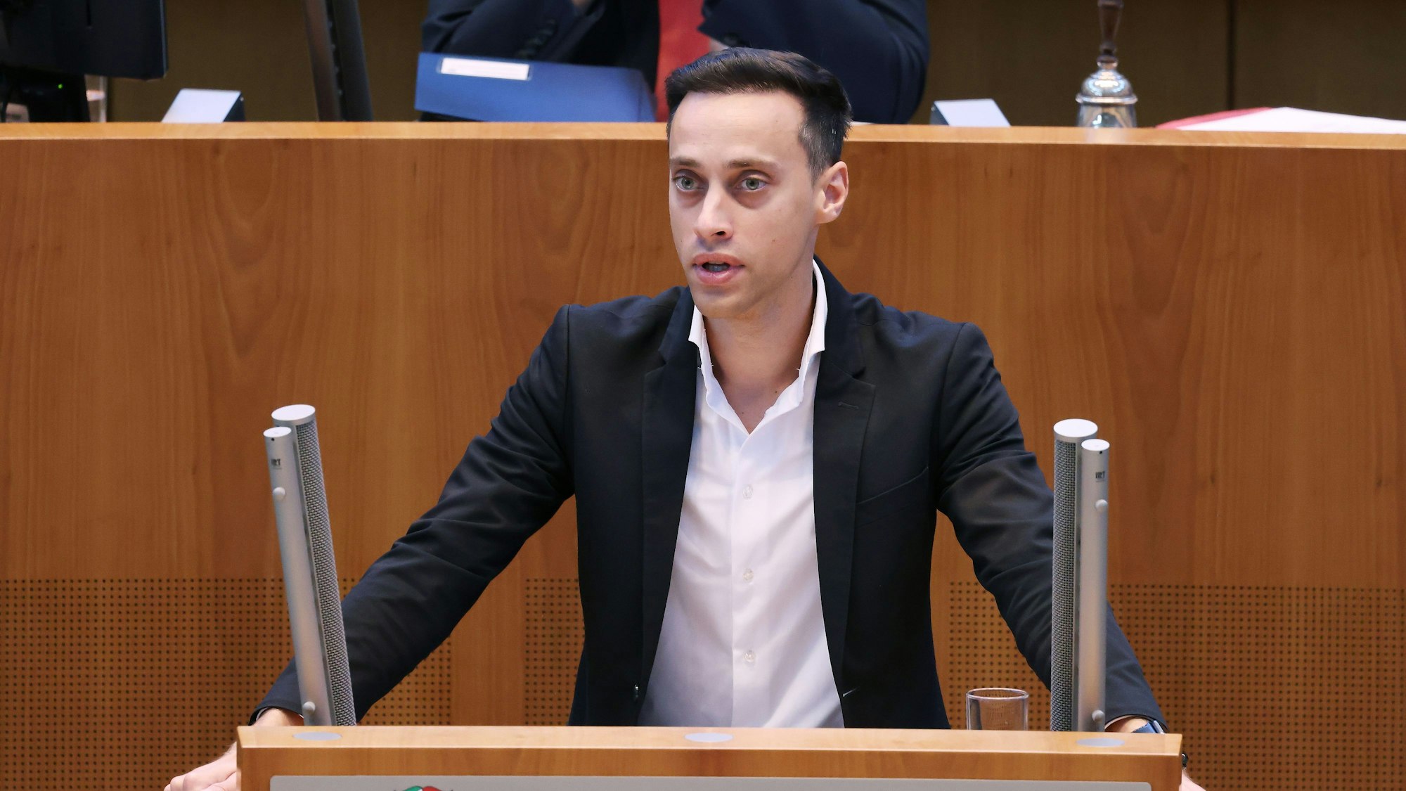 Tim Achtermeyer (Bündnis90/Die Grüne) spricht bei einer Plenarsitzung im Landtag.