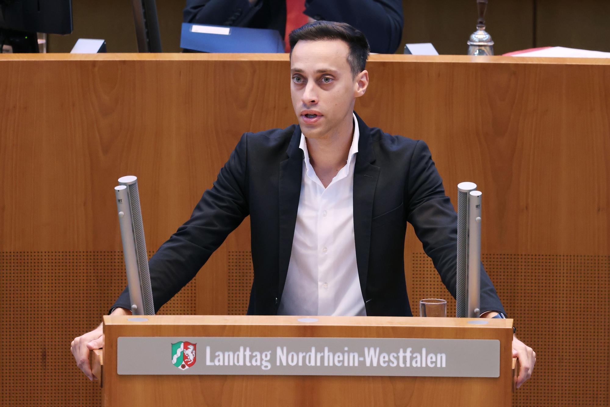 Tim Achtermeyer (Bündnis90/Die Grünen) spricht bei einer Plenarsitzung im Nordrhein Westfälischen Landtag.
