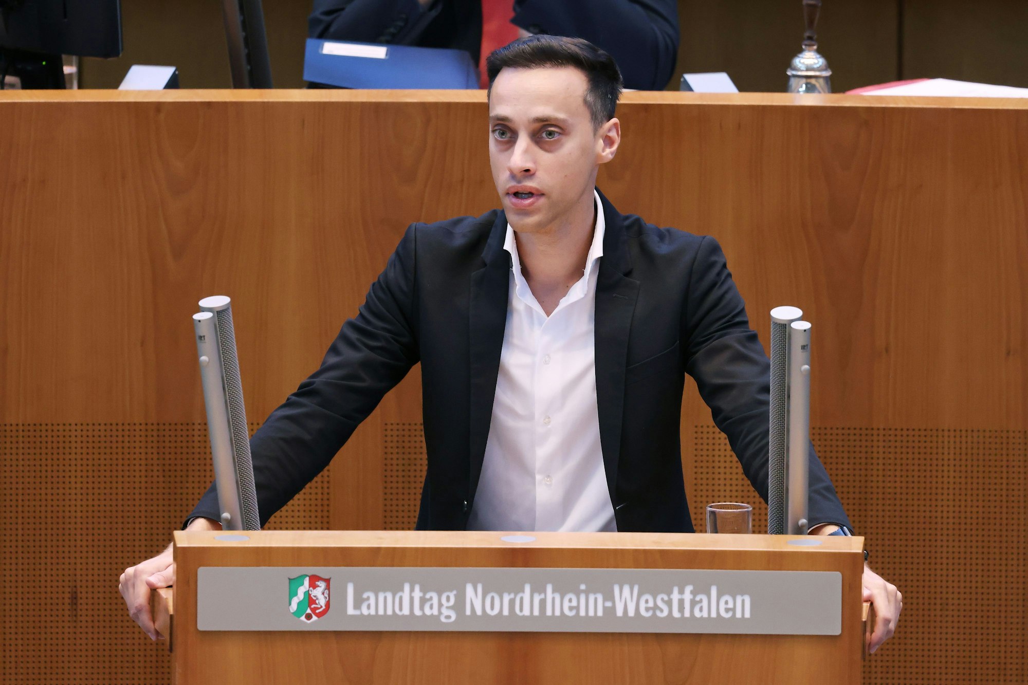 Tim Achtermeyer (Bündnis90/Die Grünen) spricht bei einer Plenarsitzung im Nordrhein Westfälischen Landtag.