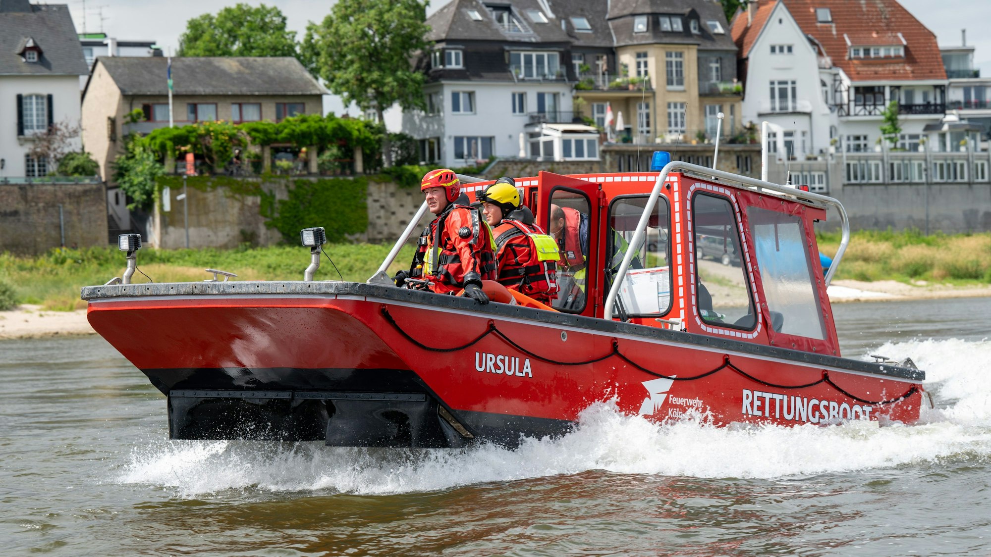06.07.2022, Köln: Die Feuerwehr demonstriert die Rettung eines Verunglückten aus dem Rhein in Rodenkirchen. Foto: Uwe Weiser
