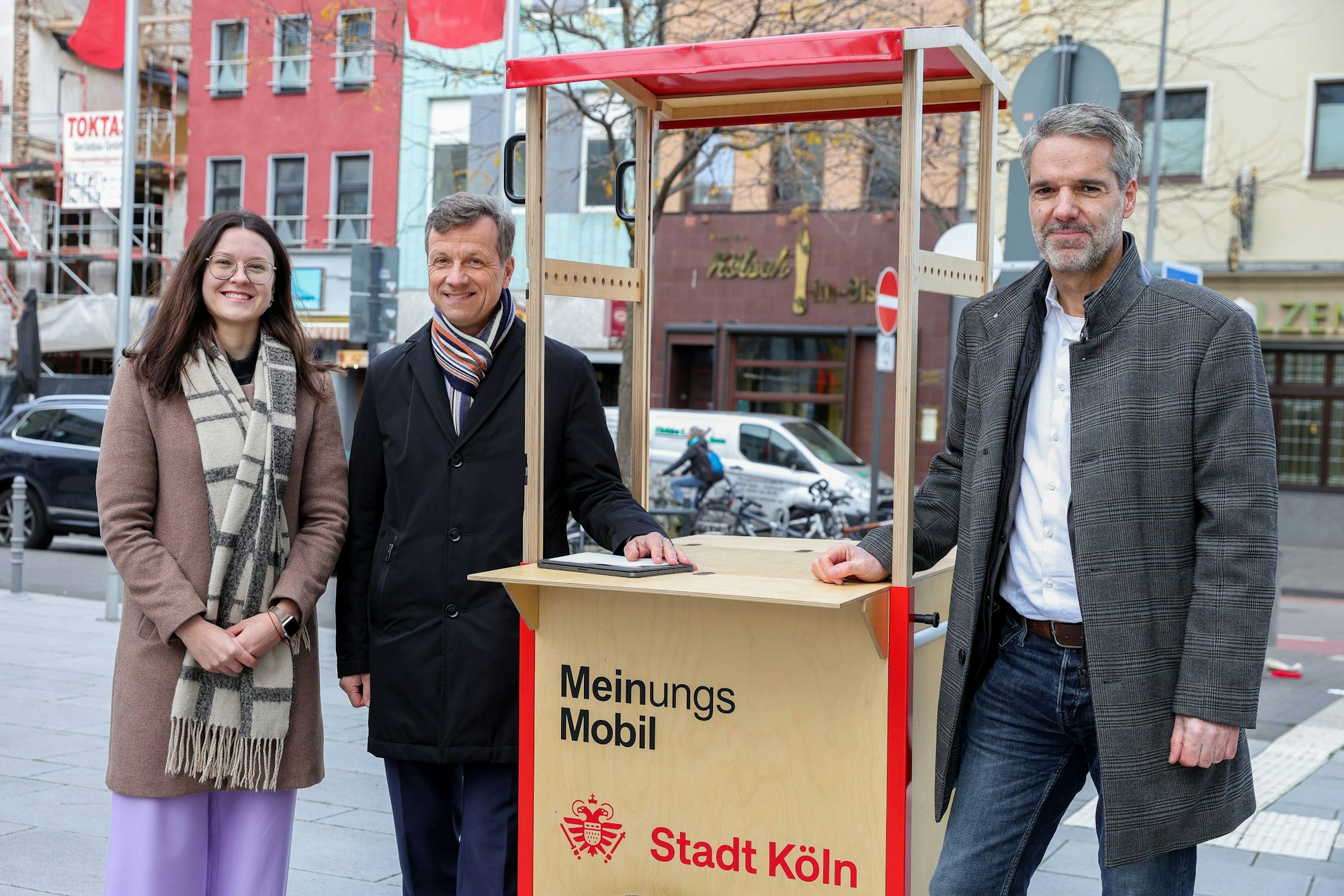 Das Verkehrsdezernat stellt mit Katharina Pitko, Ascan Egerer und Christian Dörkes (v.l.) im November 2023 den Verkehrsversuch vor.