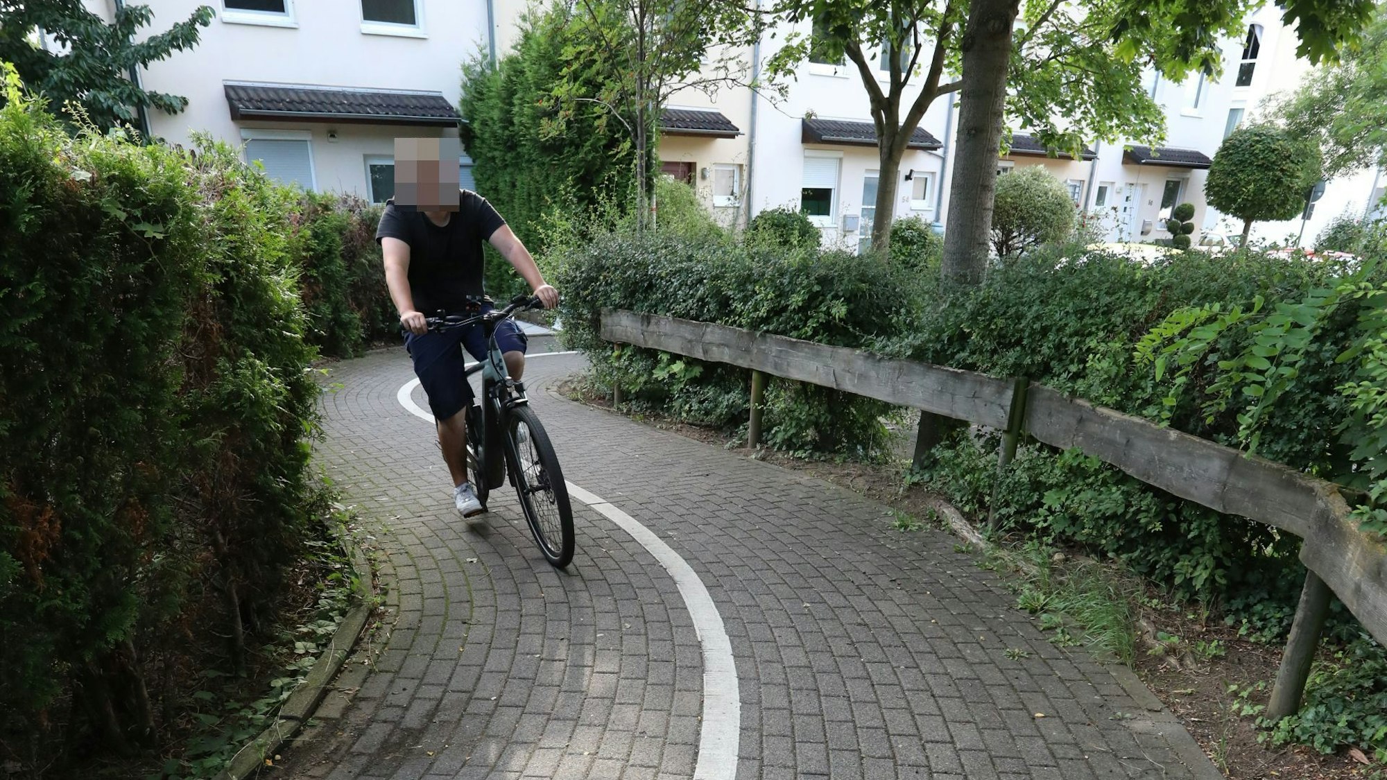 Ein Radfahrer auf einem kurvigen Radweg.