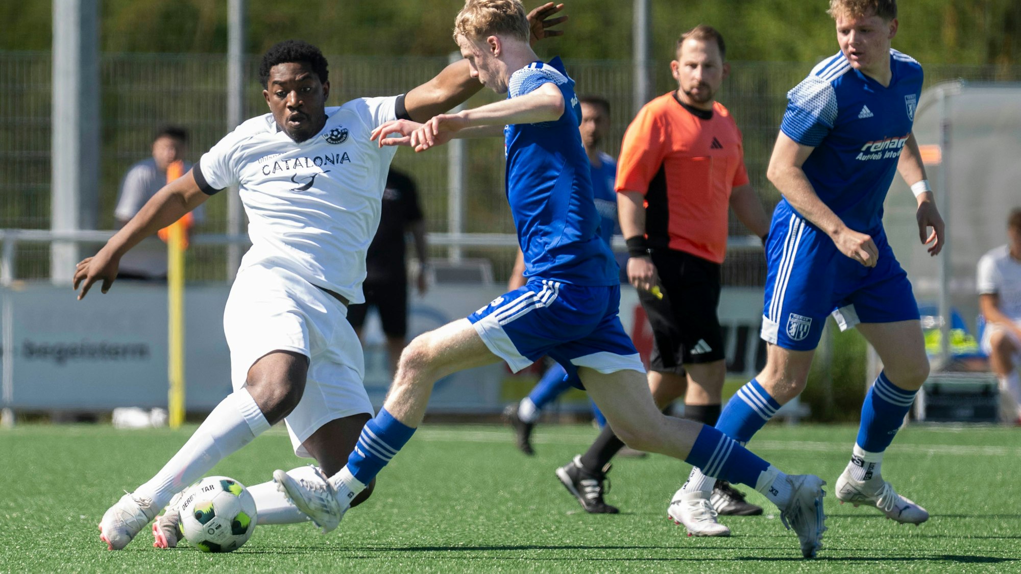 Kuss Kunzika und sein Gegenspieler gehen beide zum Ball, der Bessenicher ist einen Schritt schneller.