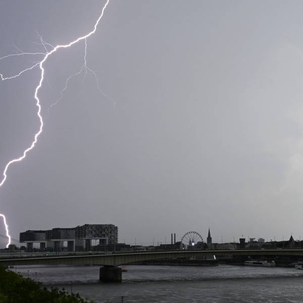 dpatopbilder - 13.08.2024, Nordrhein-Westfalen, Köln: Ein Blitz zuckt bei einem Gewitter über dem Himmel über dem Kölner Süden. Foto: Henning Kaiser/dpa +++ dpa-Bildfunk +++