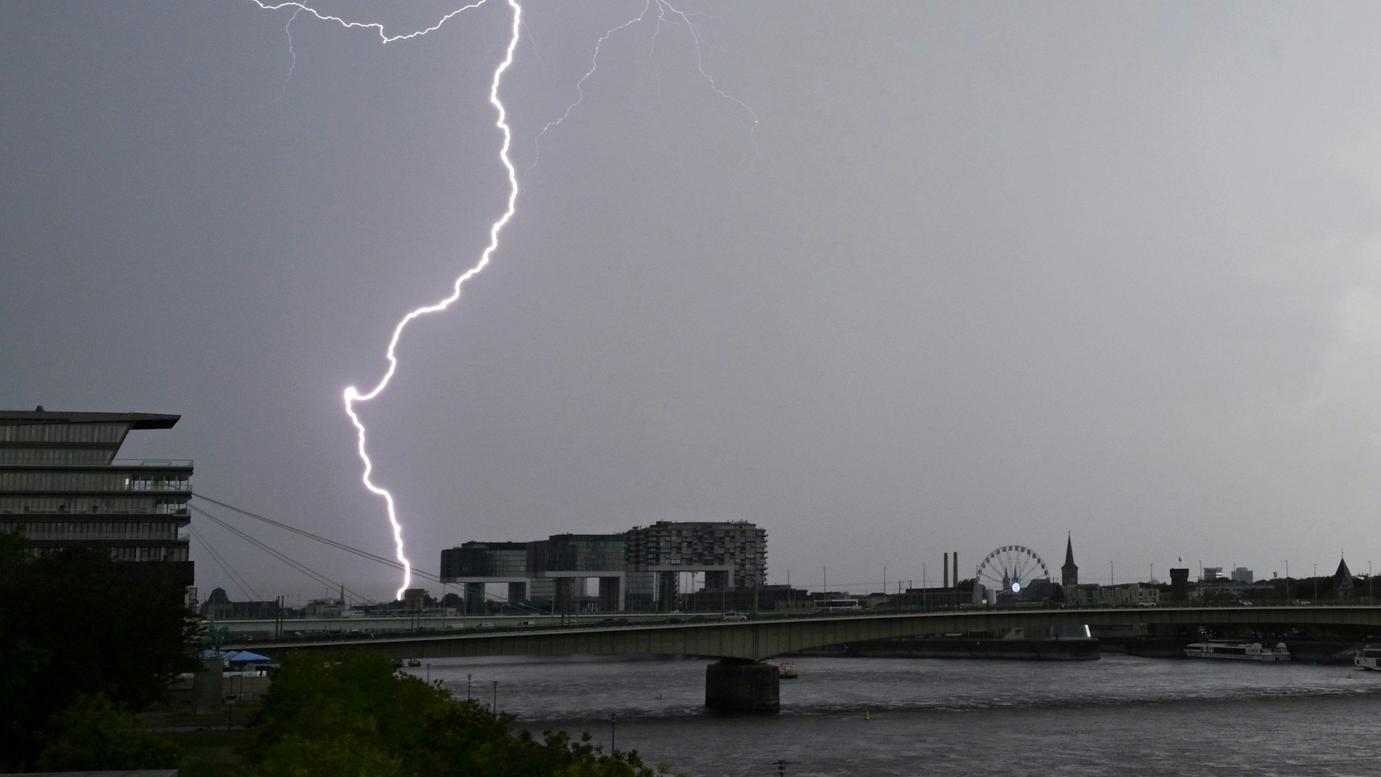 dpatopbilder - 13.08.2024, Nordrhein-Westfalen, Köln: Ein Blitz zuckt bei einem Gewitter über dem Himmel über dem Kölner Süden. Foto: Henning Kaiser/dpa +++ dpa-Bildfunk +++