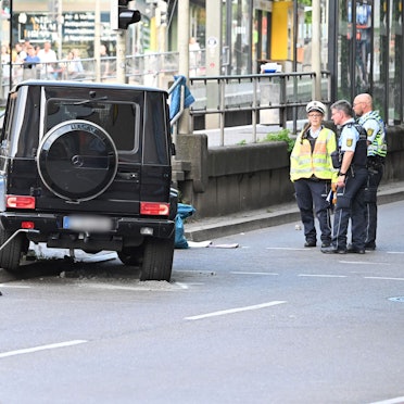 In der Stuttgarter Innenstadt ist am Freitagabend ein Auto in eine Personengruppe gefahren. Dabei starb eine Person.