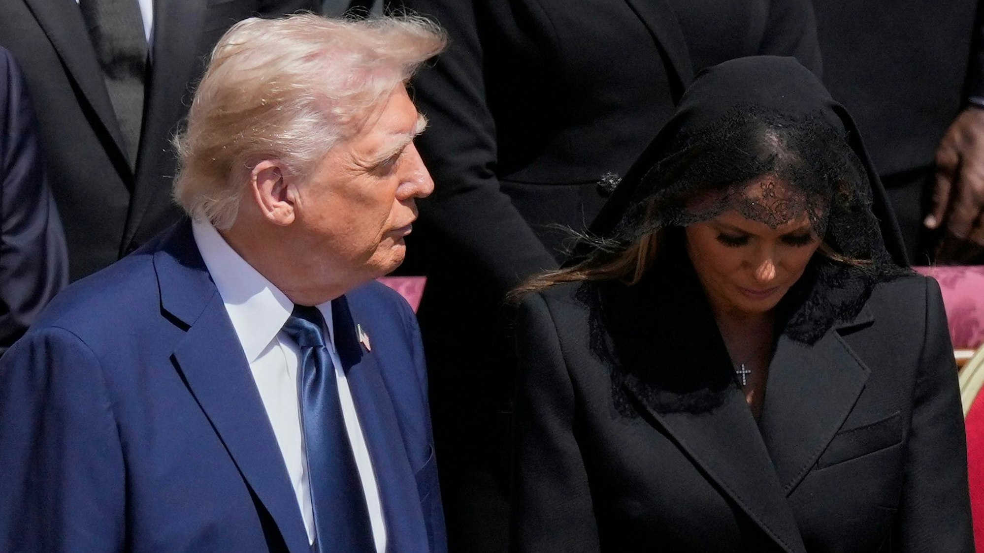 US-Präsident Donald Trump (l) und First Lady Melania Trump nahmen an der Beerdigung von Papst Franziskus auf dem Petersplatz teil. (Archivbild)