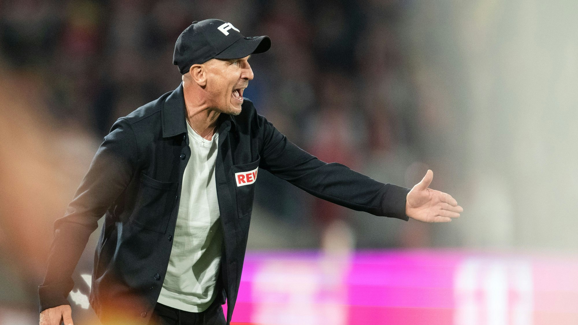 03.05.2025, Nordrhein-Westfalen, Köln: Fußball: 2. Bundesliga, 1. FC Köln - Jahn Regensburg, 32. Spieltag, RheinEnergieStadion. Kölns Trainer Gerhard Struber gestikuliert an der Seitenline. Foto: Marius Becker/dpa - WICHTIGER HINWEIS: Gemäß den Vorgaben der DFL Deutsche Fußball Liga bzw. des DFB Deutscher Fußball-Bund ist es untersagt, in dem Stadion und/oder vom Spiel angefertigte Fotoaufnahmen in Form von Sequenzbildern und/oder videoähnlichen Fotostrecken zu verwerten bzw. verwerten zu lassen. +++ dpa-Bildfunk +++