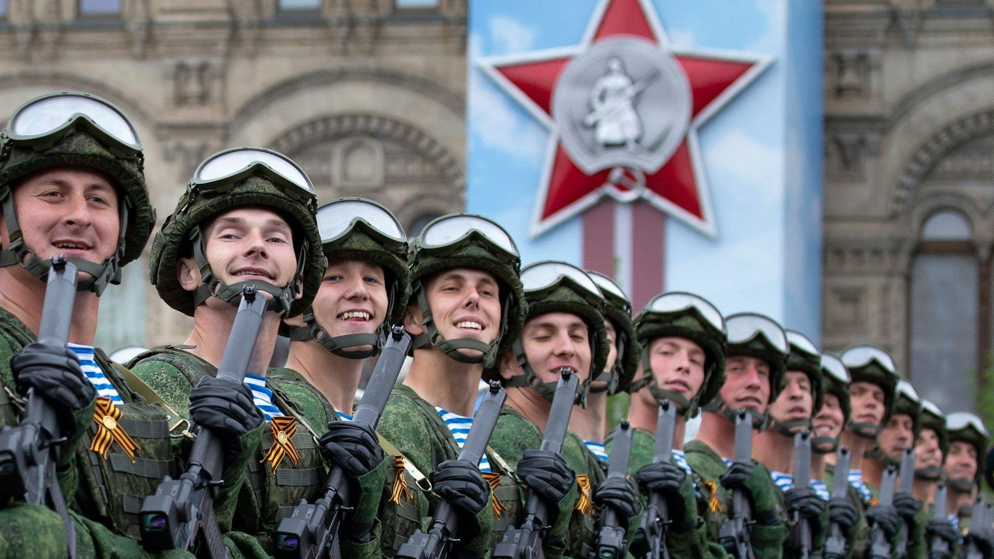 Russische Soldaten marschieren bei der Militärparade zum Gedenken an den Sieg über Nazi-Deutschland durch Moskau. (Archivbild)