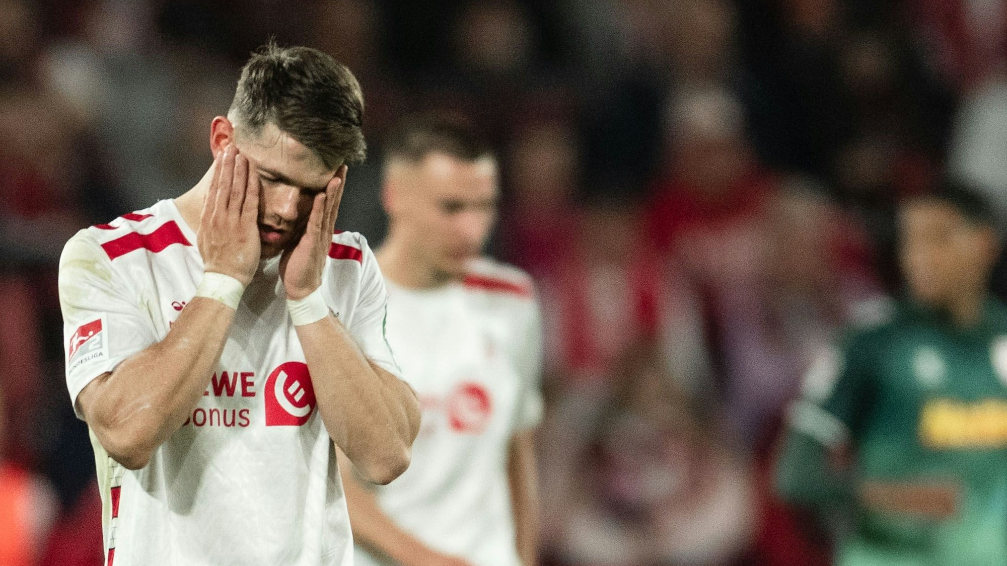 03.05.2025, Nordrhein-Westfalen, Köln: Fußball: 2. Bundesliga, 1. FC Köln - Jahn Regensburg, 32. Spieltag, RheinEnergieStadion. Kölns Jan Thielmann reagiert nach dem Gegentor zum 1:1. Foto: Marius Becker/dpa - WICHTIGER HINWEIS: Gemäß den Vorgaben der DFL Deutsche Fußball Liga bzw. des DFB Deutscher Fußball-Bund ist es untersagt, in dem Stadion und/oder vom Spiel angefertigte Fotoaufnahmen in Form von Sequenzbildern und/oder videoähnlichen Fotostrecken zu verwerten bzw. verwerten zu lassen. +++ dpa-Bildfunk +++