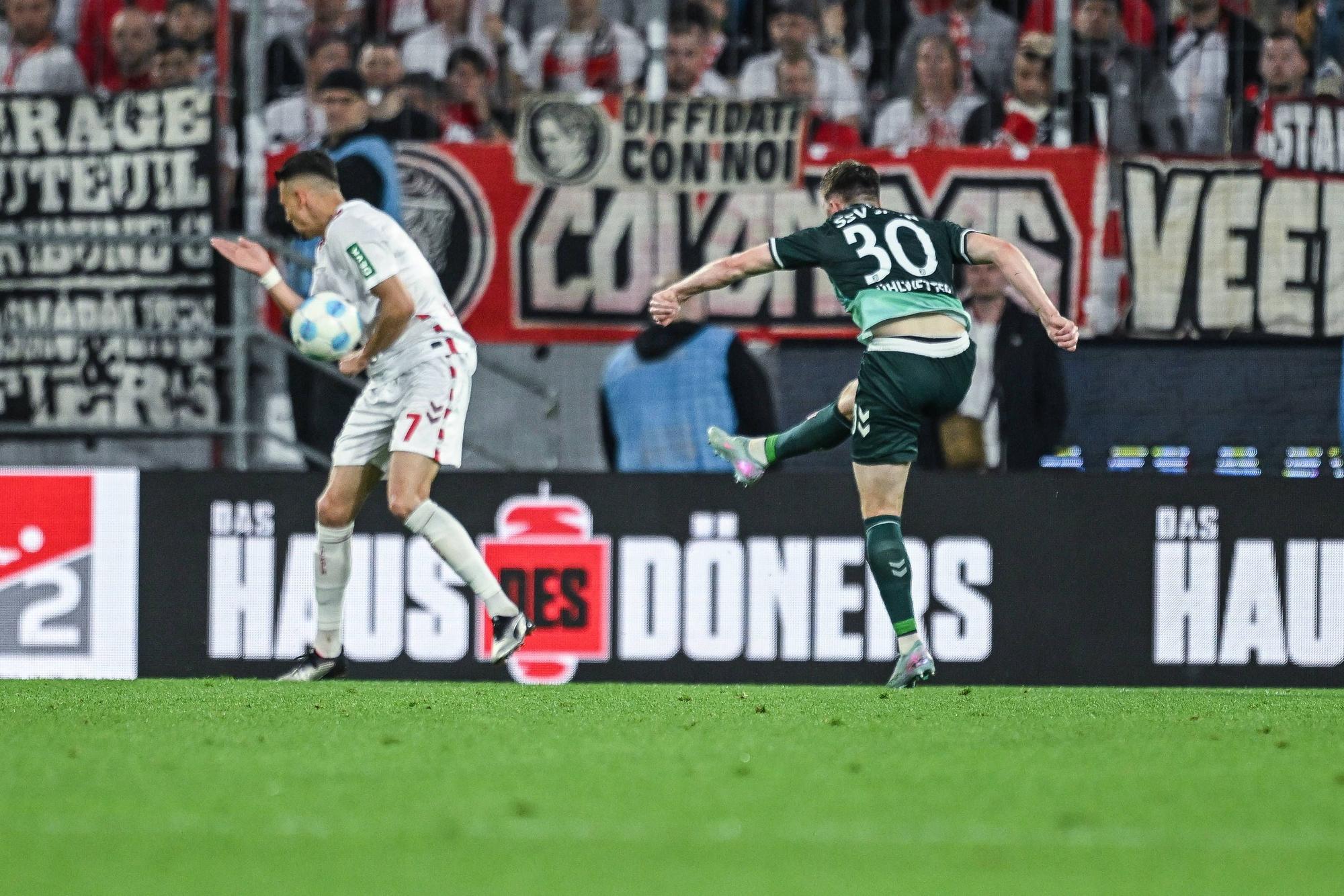 03.05.2025, Fussball, 2. Bundesliga, 32. Spieltag Saison 2024/2025, 1.FC Köln - Jahn Regensburg, Christian Kühlwetter SSV Jahn Regensburg schießt aufs Tor und Dejan Ljubicic 1. FC Köln ist mit der Hand dran. Kein Handelfmeter xRHR-FOTO/TKx *** 03 05 2025, Soccer, 2 Bundesliga, Matchday 32 Season 2024 2025, 1 FC Köln Jahn Regensburg, Christian Kühlwetter SSV Jahn Regensburg shoots on goal and Dejan Ljubicic 1 FC Köln is on it with his hand No penalty xRHR PHOTO TKx Copyright: RHR-FOTOx RHR-FOTO/TK