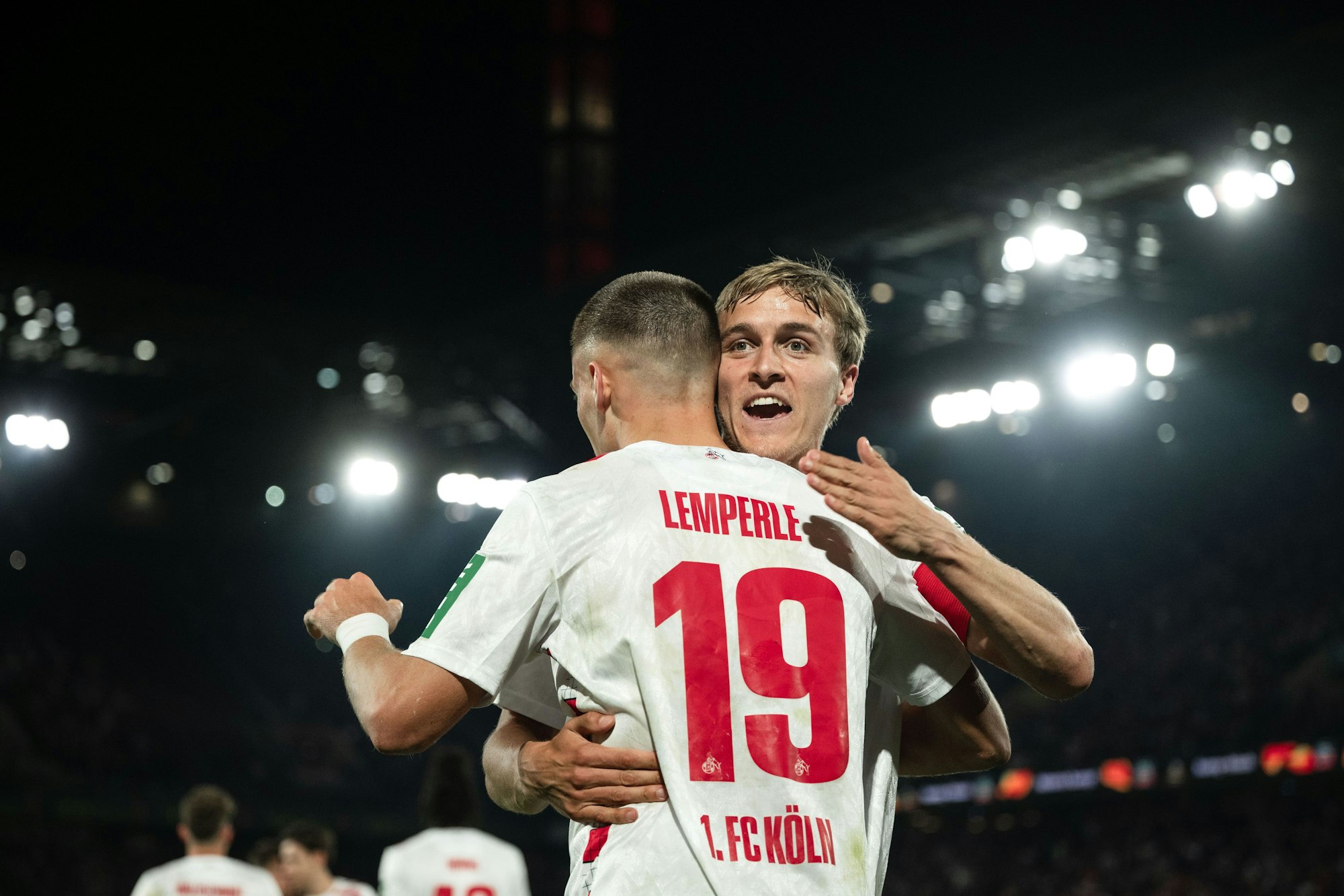 03.05.2025, Nordrhein-Westfalen, Köln: Fußball: 2. Bundesliga, 1. FC Köln - Jahn Regensburg, 32. Spieltag, RheinEnergieStadion. Kölns Torschütze Tim Lemperle (l) und Timo Hübers jubeln nach dem Treffer zur 1:0 Führung. Foto: Marius Becker/dpa - WICHTIGER HINWEIS: Gemäß den Vorgaben der DFL Deutsche Fußball Liga bzw. des DFB Deutscher Fußball-Bund ist es untersagt, in dem Stadion und/oder vom Spiel angefertigte Fotoaufnahmen in Form von Sequenzbildern und/oder videoähnlichen Fotostrecken zu verwerten bzw. verwerten zu lassen. +++ dpa-Bildfunk +++