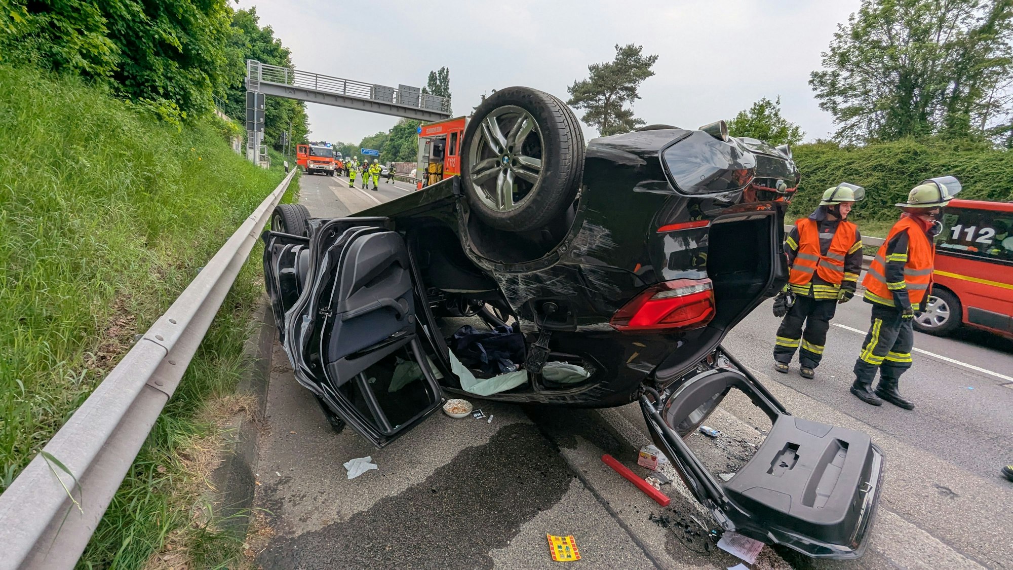 Rettungskräfte im Einsatz bei einem Unfall mit überschlagenem PKW auf der BAB565.