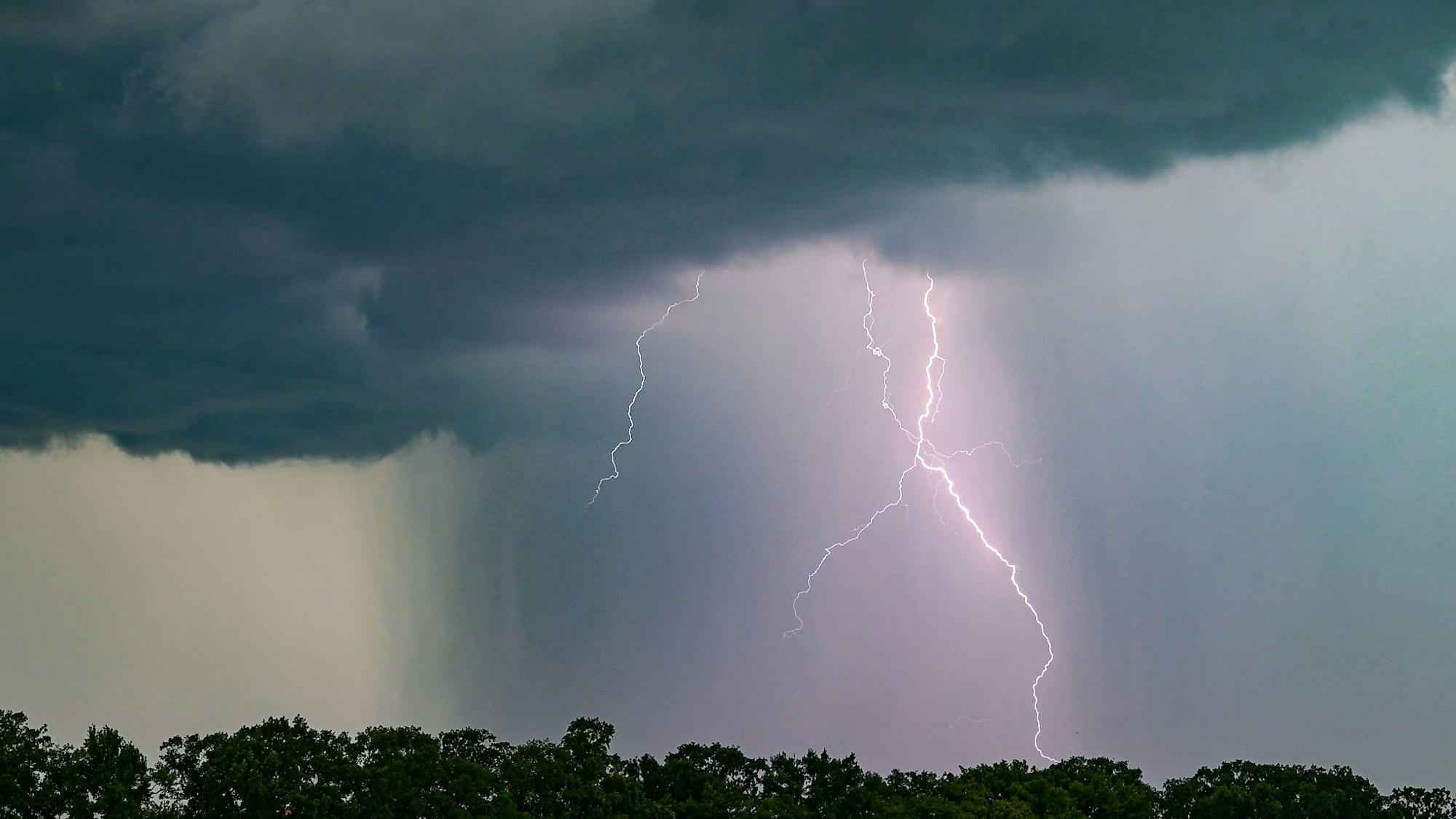 Unwetterwarnungen führten zu einer vorübergehenden Unterbrechung der Veranstaltung „Rhein in Flammen“. (Archivbild)