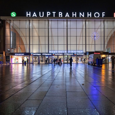 Blick vom Bahnhofsvorplatz auf das Gebäude des Kölner Hauptbahnhofs am frühen Morgen.