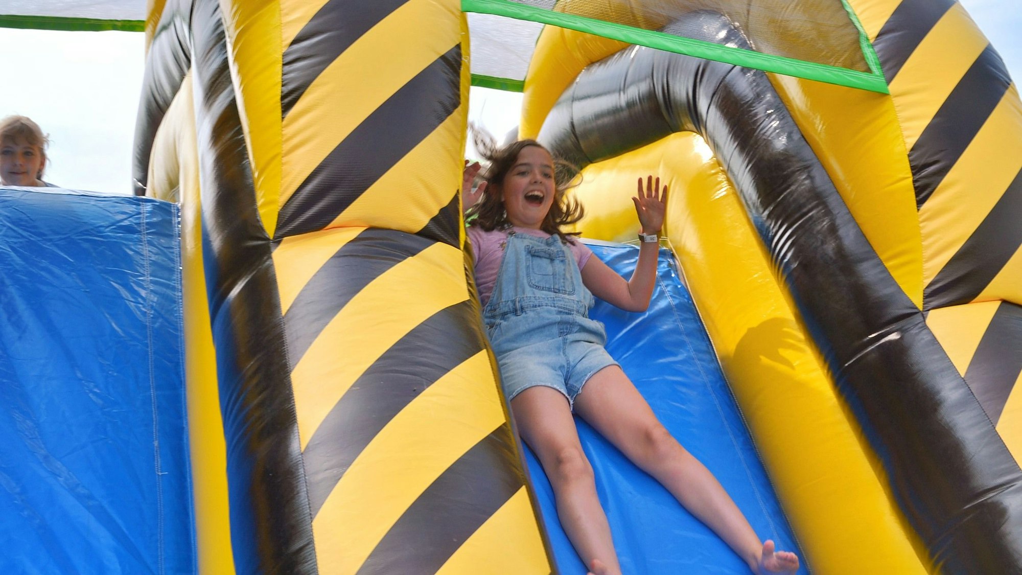 Wer auf die Hüpfburgen kletterte, konnte über die Rutschen wieder auf dem Boden landen.