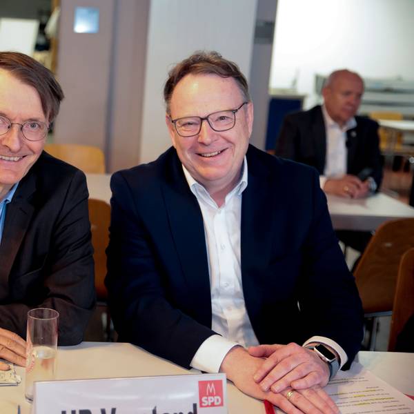 Gut gelaunt und zuversichtlich: Noch-Gesundheitsminister Karl Lauterbach und Torsten Burmester, nun offiziell gewählter OB-Kandidat der Kölner SPD.