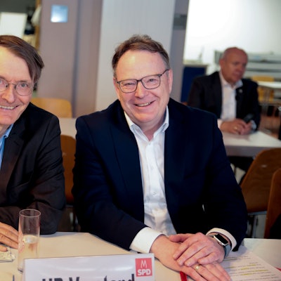 Gut gelaunt und zuversichtlich: Noch-Gesundheitsminister Karl Lauterbach und Torsten Burmester, nun offiziell gewählter OB-Kandidat der Kölner SPD.