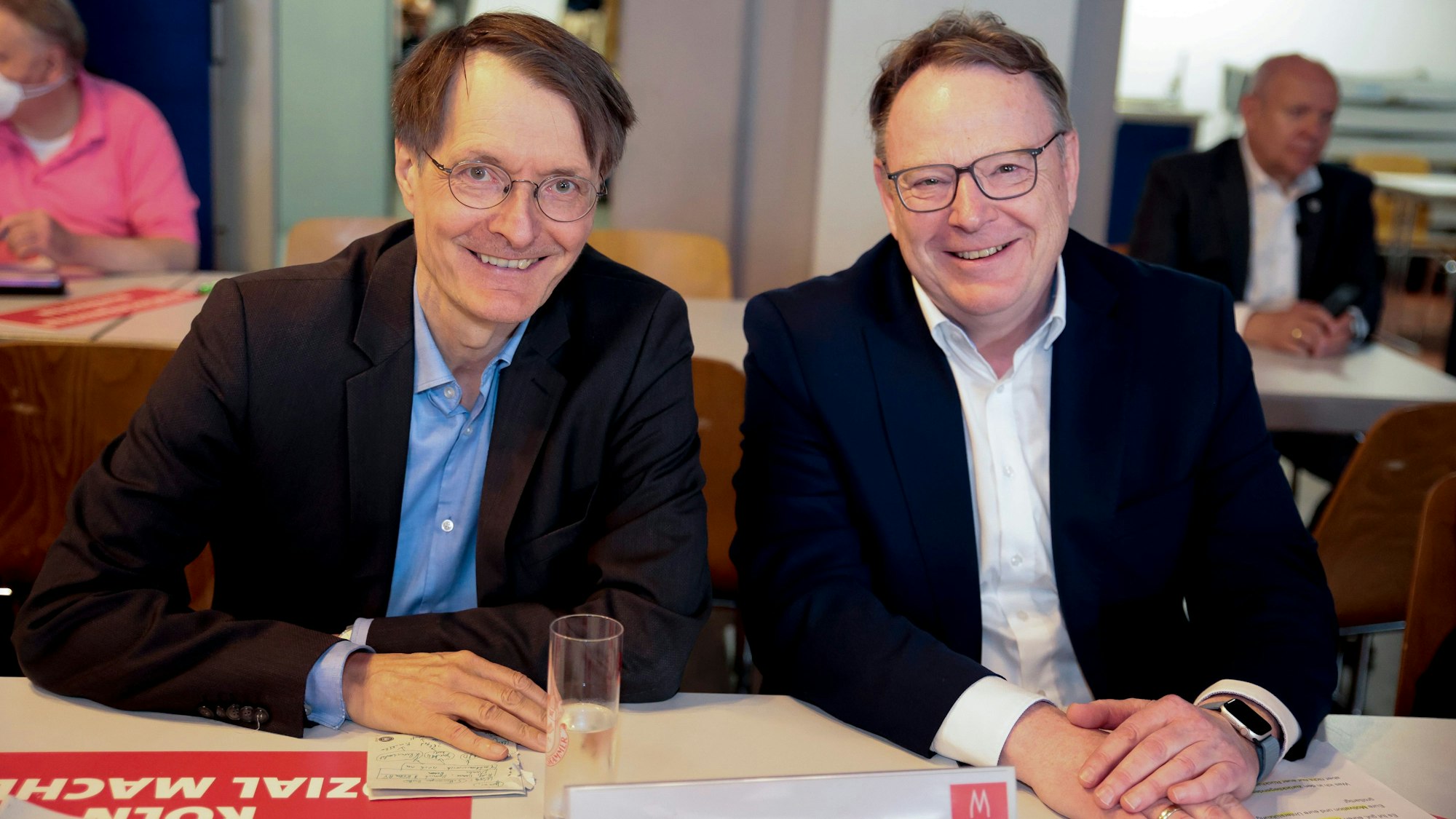 Gut gelaunt und zuversichtlich: Noch-Gesundheitsminister Karl Lauterbach und Torsten Burmester, nun offiziell gewählter OB-Kandidat der Kölner SPD.