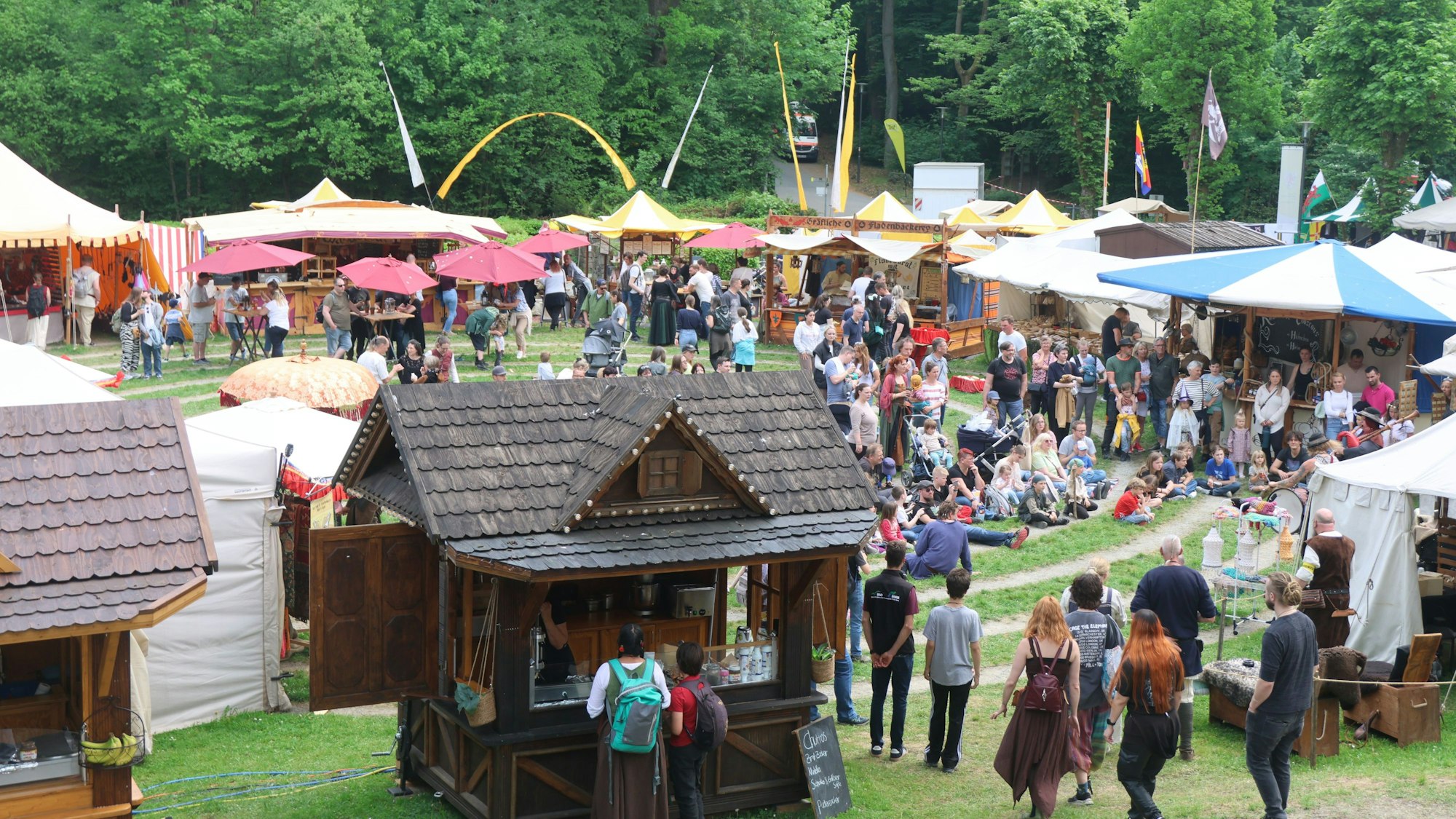 Menschen in einem Budendorf.