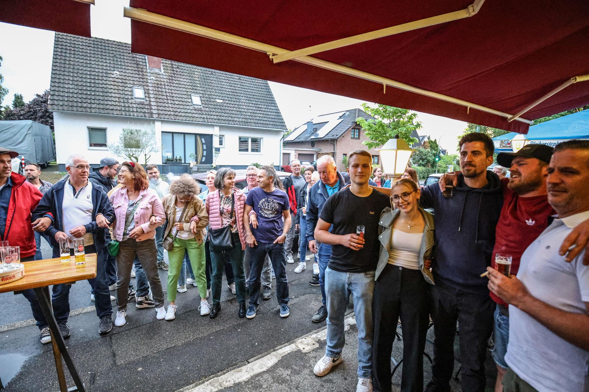 Menschen tanzen und trinken in einer Kneipe.