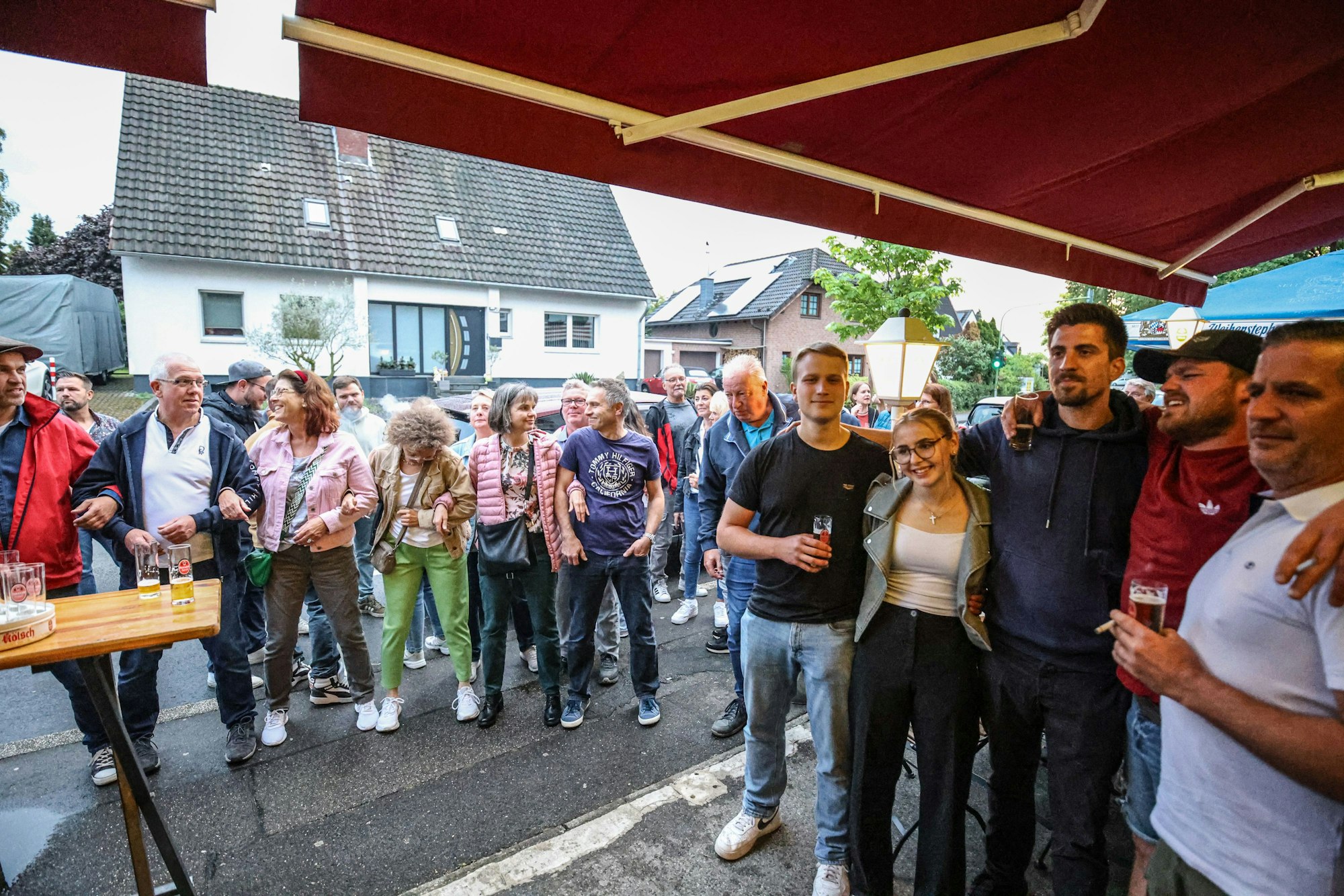 Menschen tanzen und trinken in einer Kneipe.