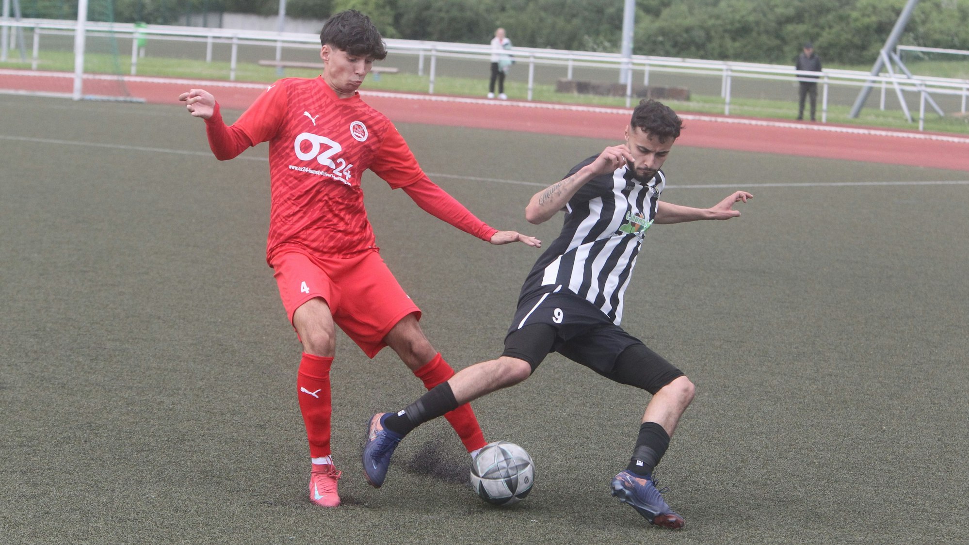 Der vierfache Mondorfer Torschütze Haytam Bouskouchi (rechts) im Duell mit dem Niederkasseler Damir Tabakovic.